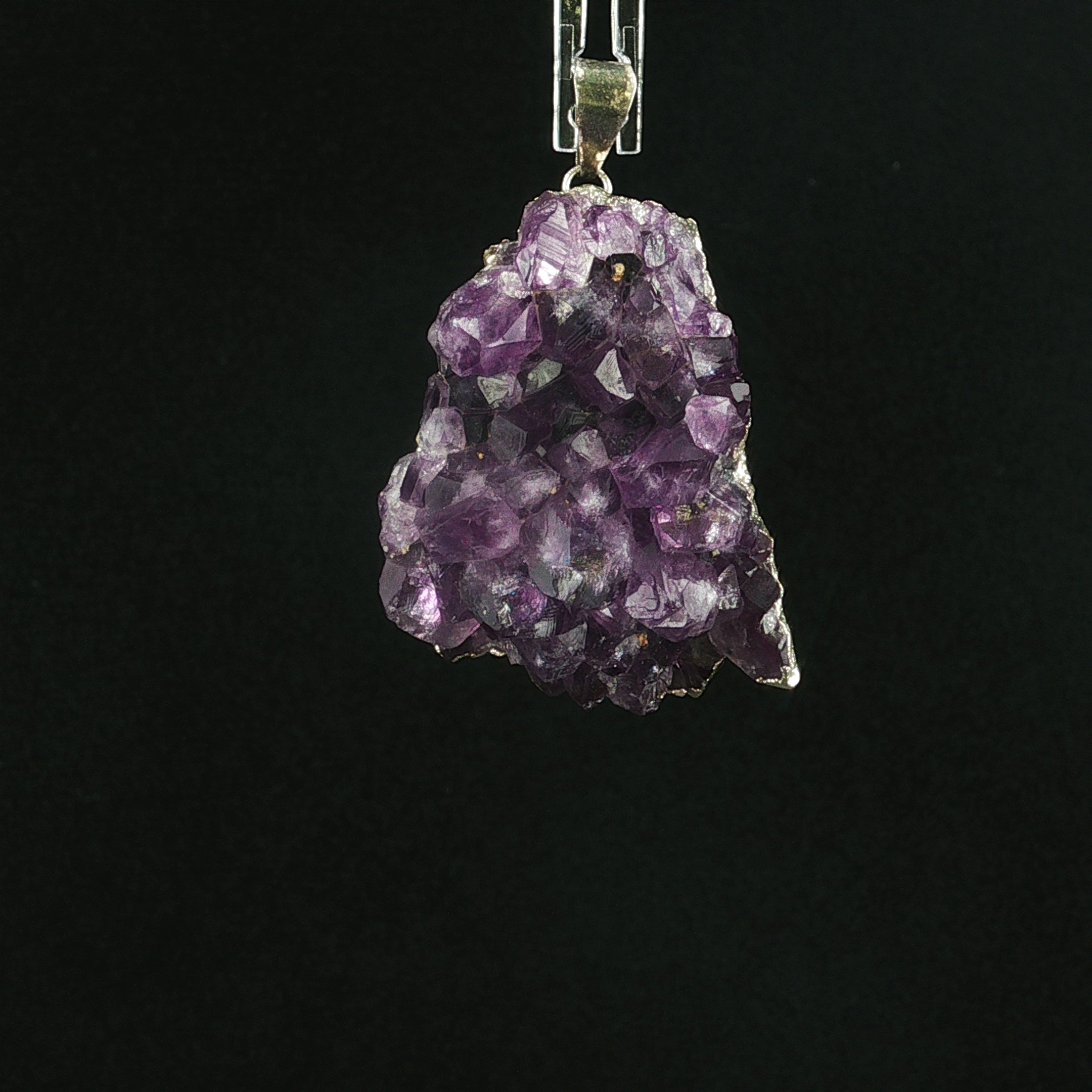 Unikat Anhänger mit naturbelassenem violetten Amethyst in Barock-Form