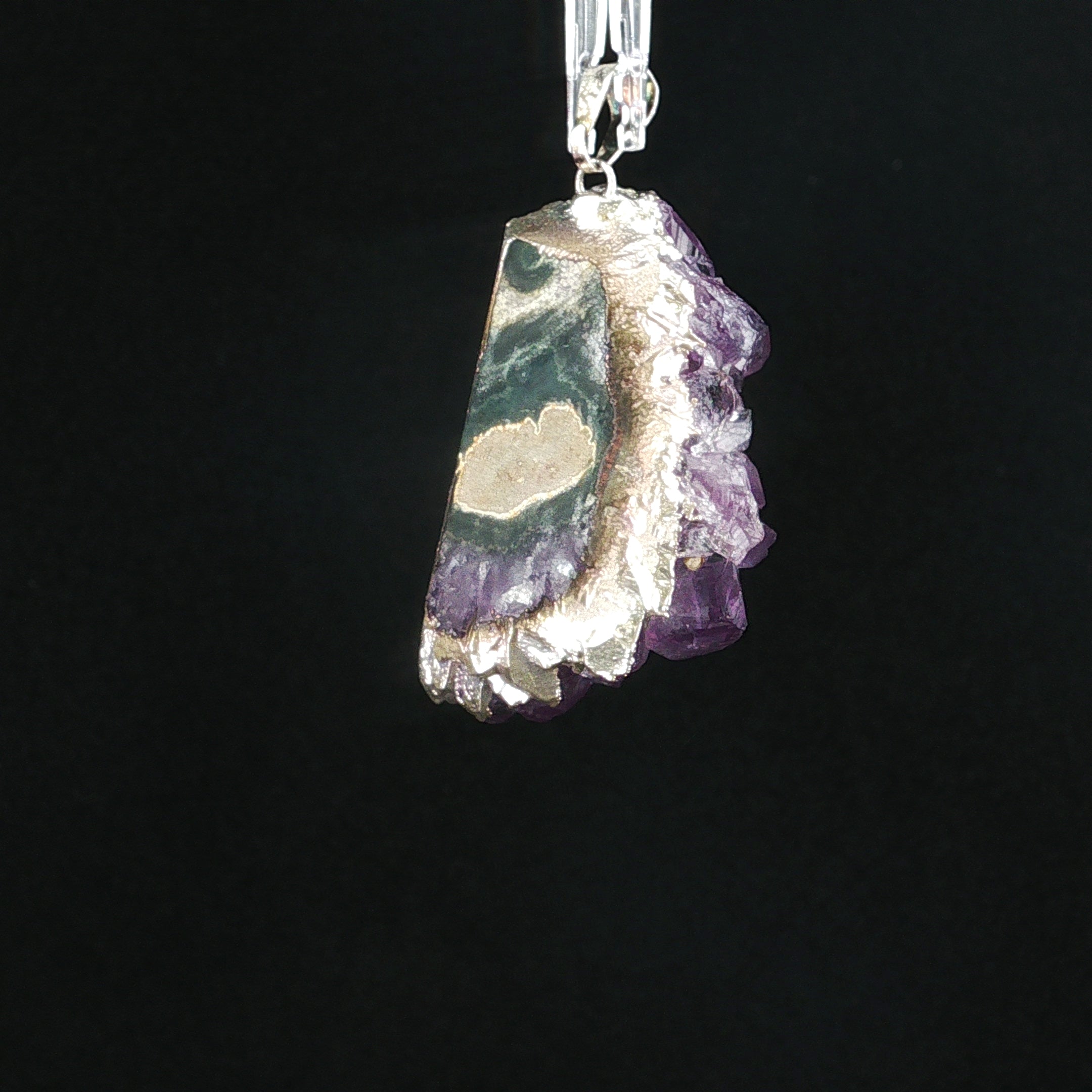 Unikat Anhänger mit naturbelassenem violetten Amethyst in Barock-Form