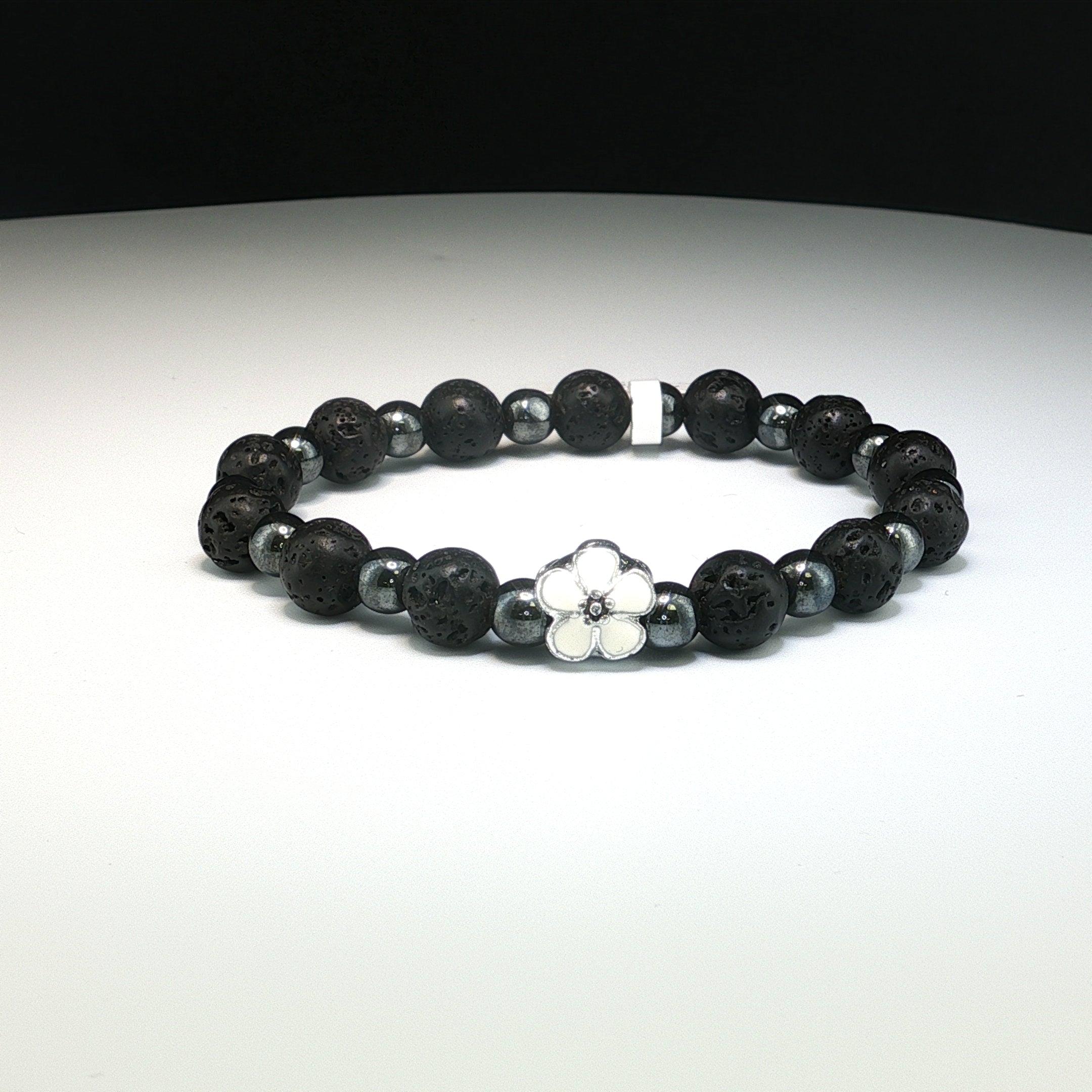 Elegantes Armband mit Lavastein- und Hämatit