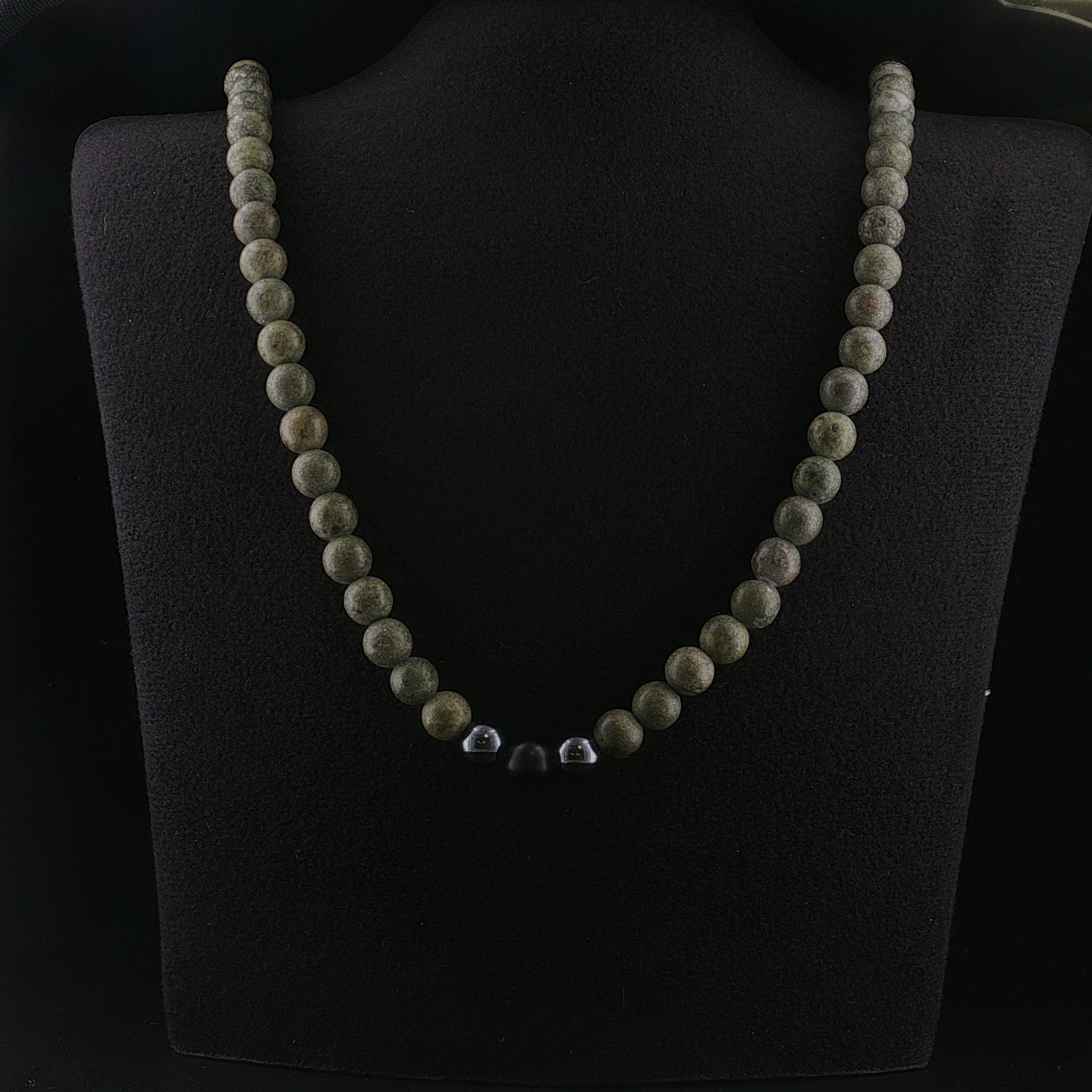 Elegante Herrenkette aus Serpentin mit Onyx- und Hämatit-Kugeln