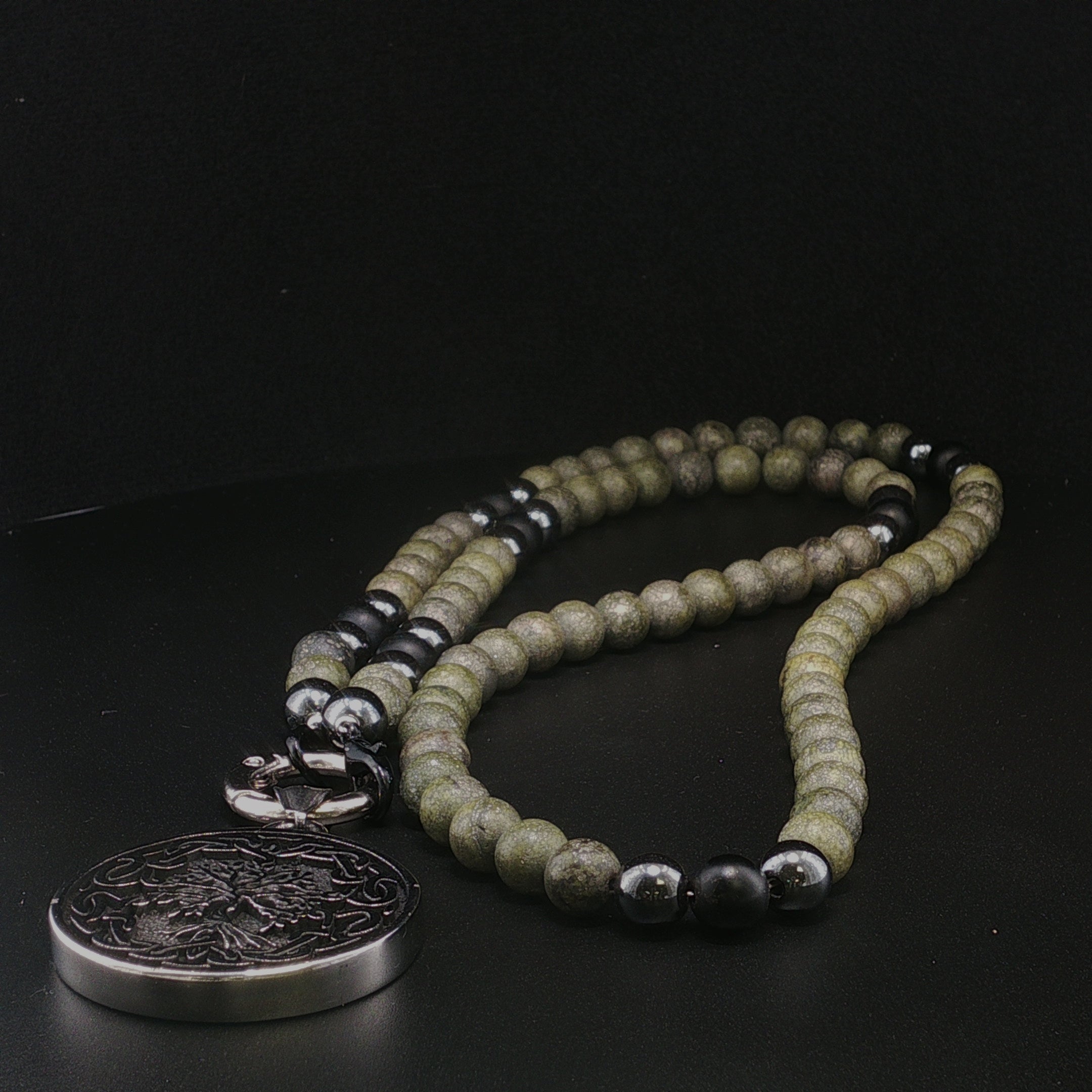 Elegante Herrenkette aus Serpentin mit Onyx- und Hämatit-Kugeln