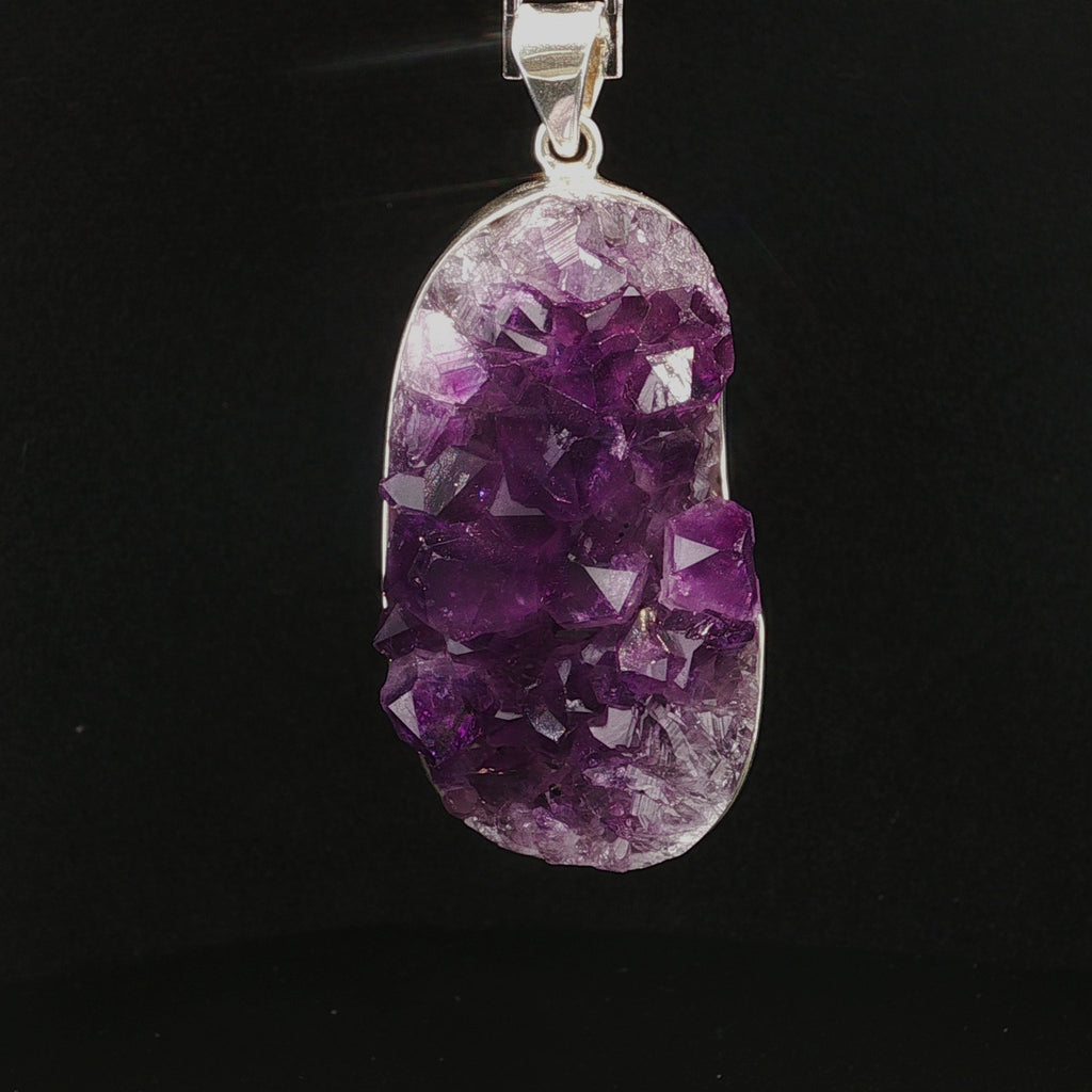 Exklusiver Silberanhänger mit naturbelassenem Amethyst im Rohschliff