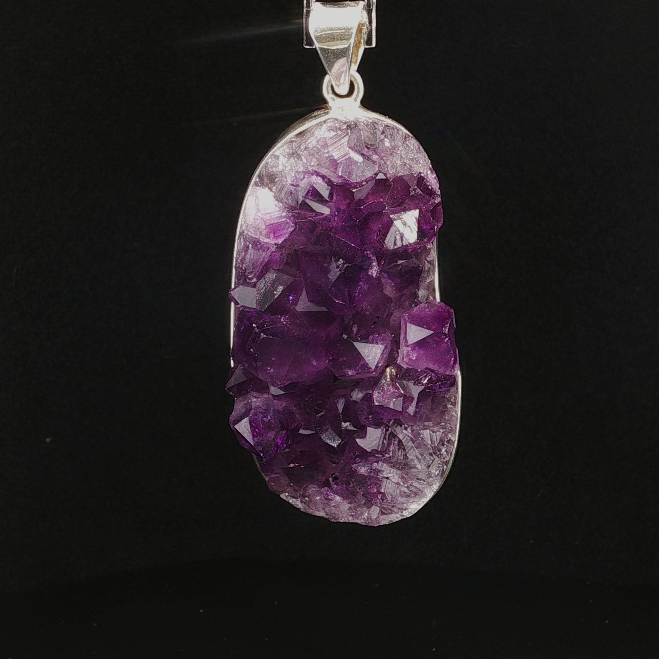 Exklusiver Silberanhänger mit naturbelassenem Amethyst im Rohschliff