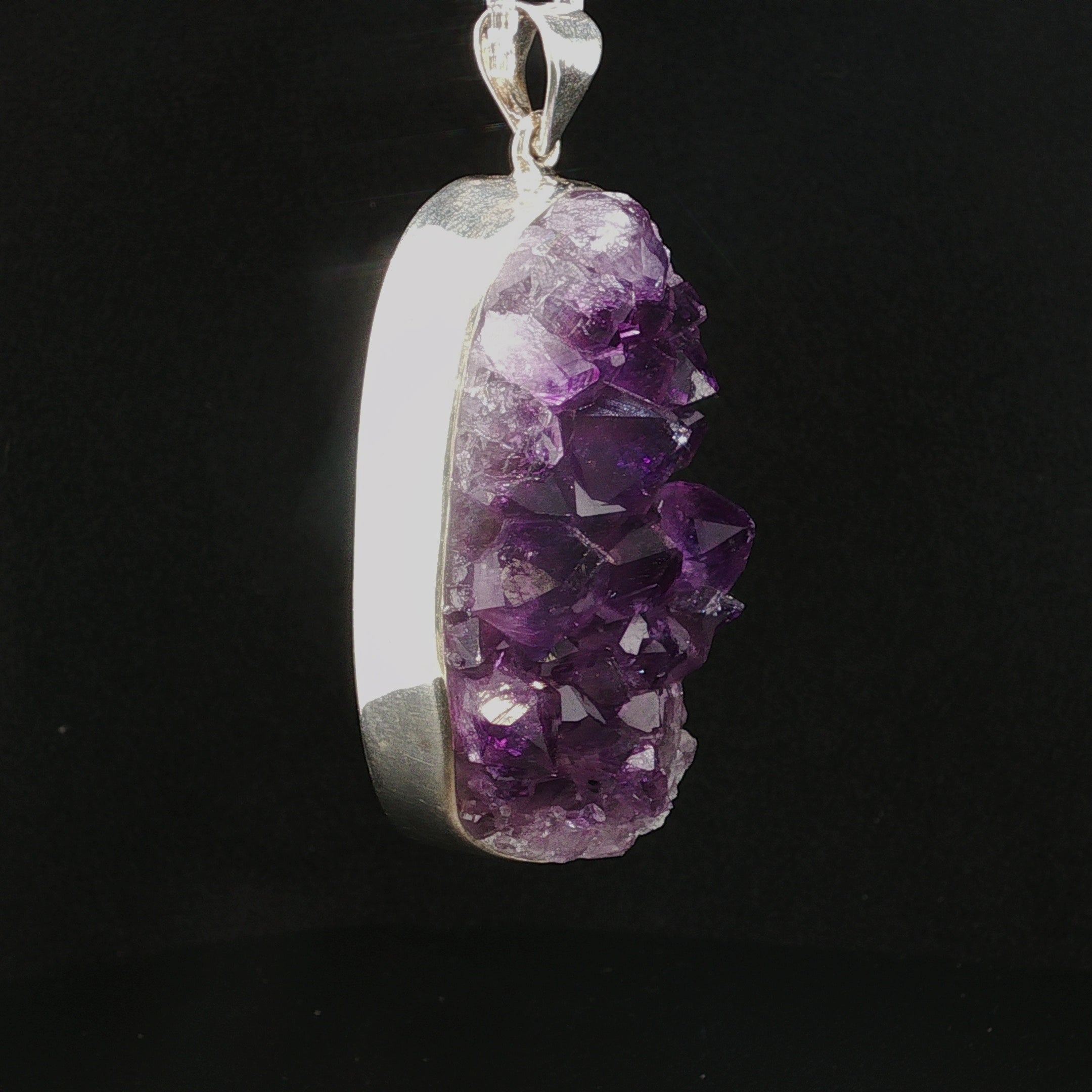 Exklusiver Silberanhänger mit naturbelassenem Amethyst im Rohschliff
