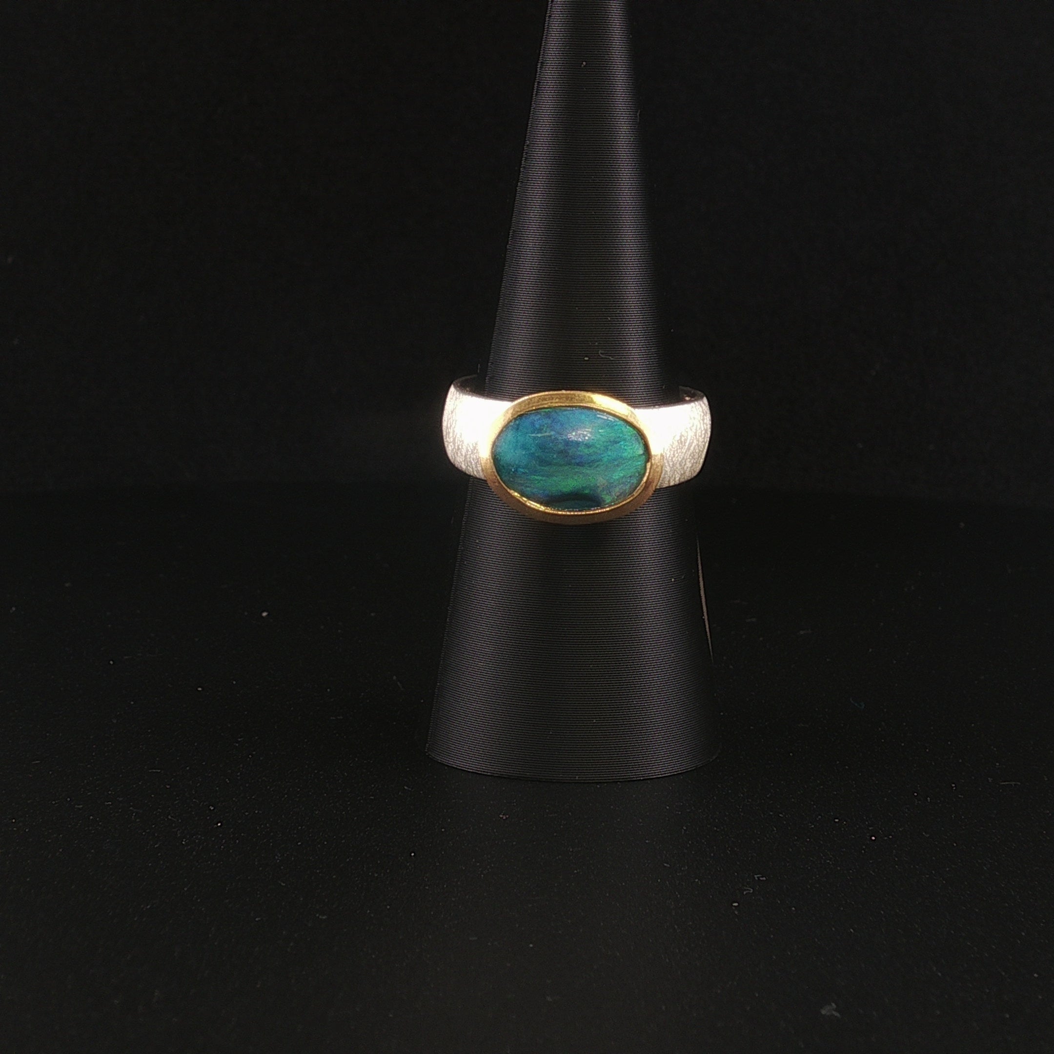 Eleganter Schwarzopal Ring