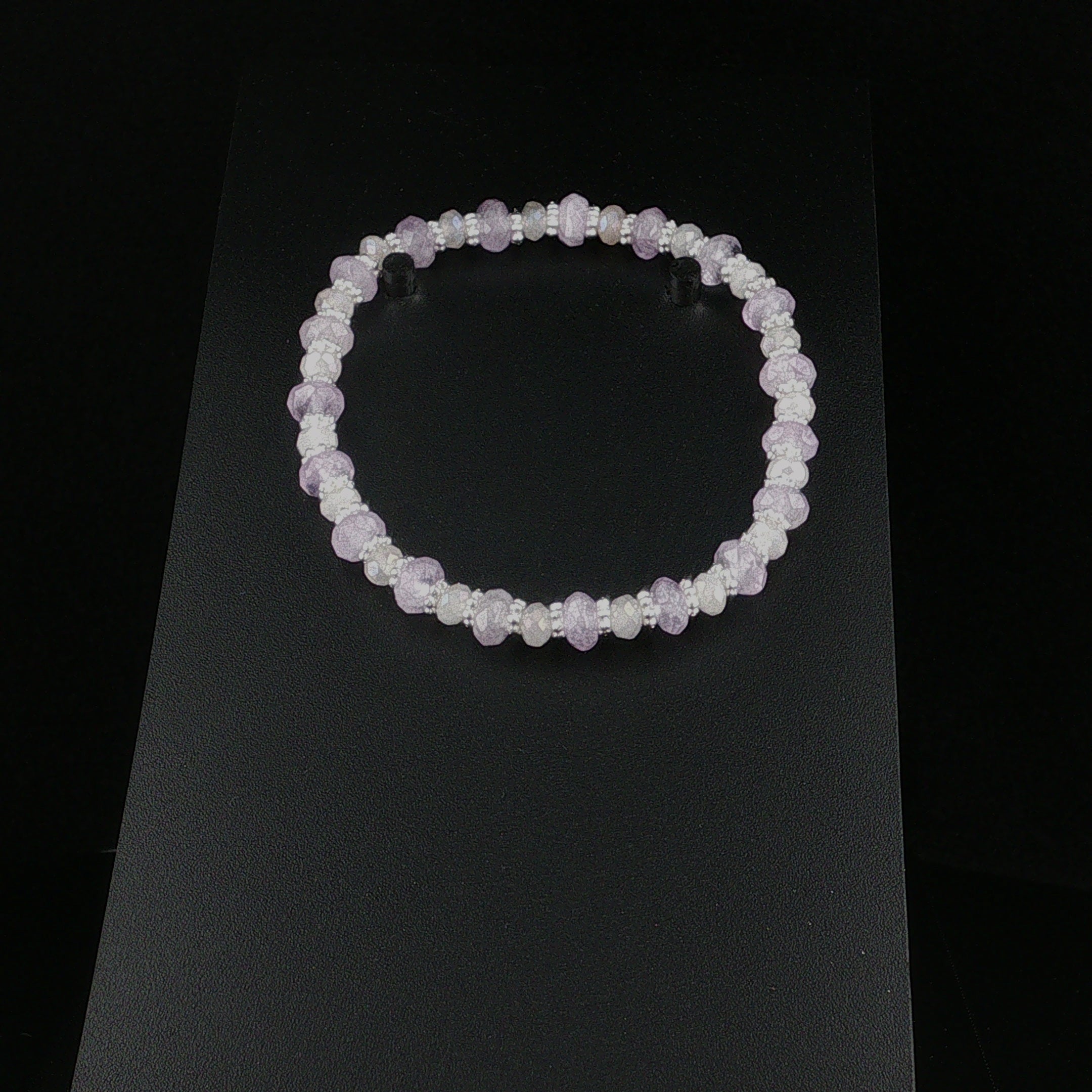 Elegantes Armband mit facettierten Lavendel-Amethysten und bedampftem Rosenquarz