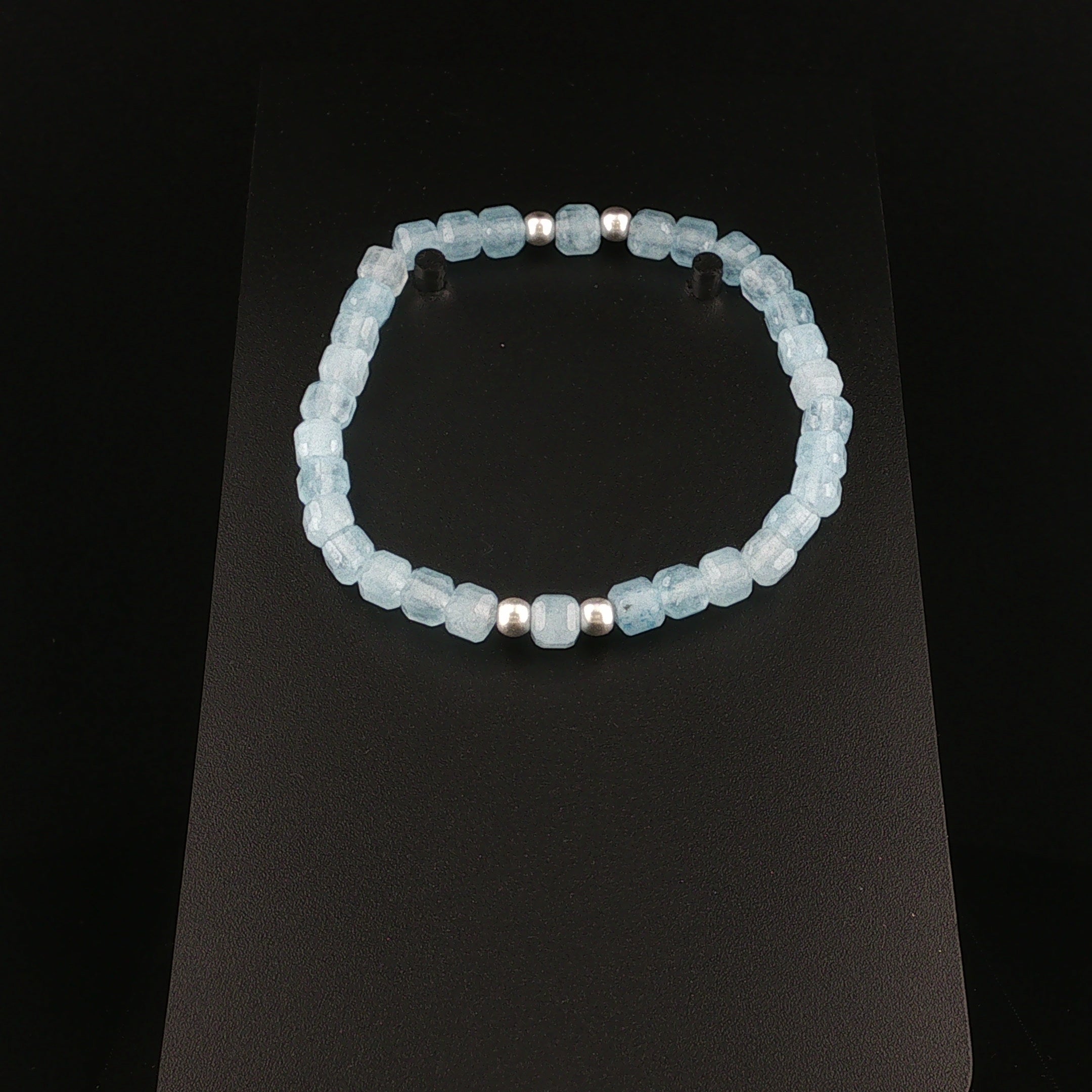 Aquamarin Edelstein-Armband mit Würfelschliff und Silber-Akzenten