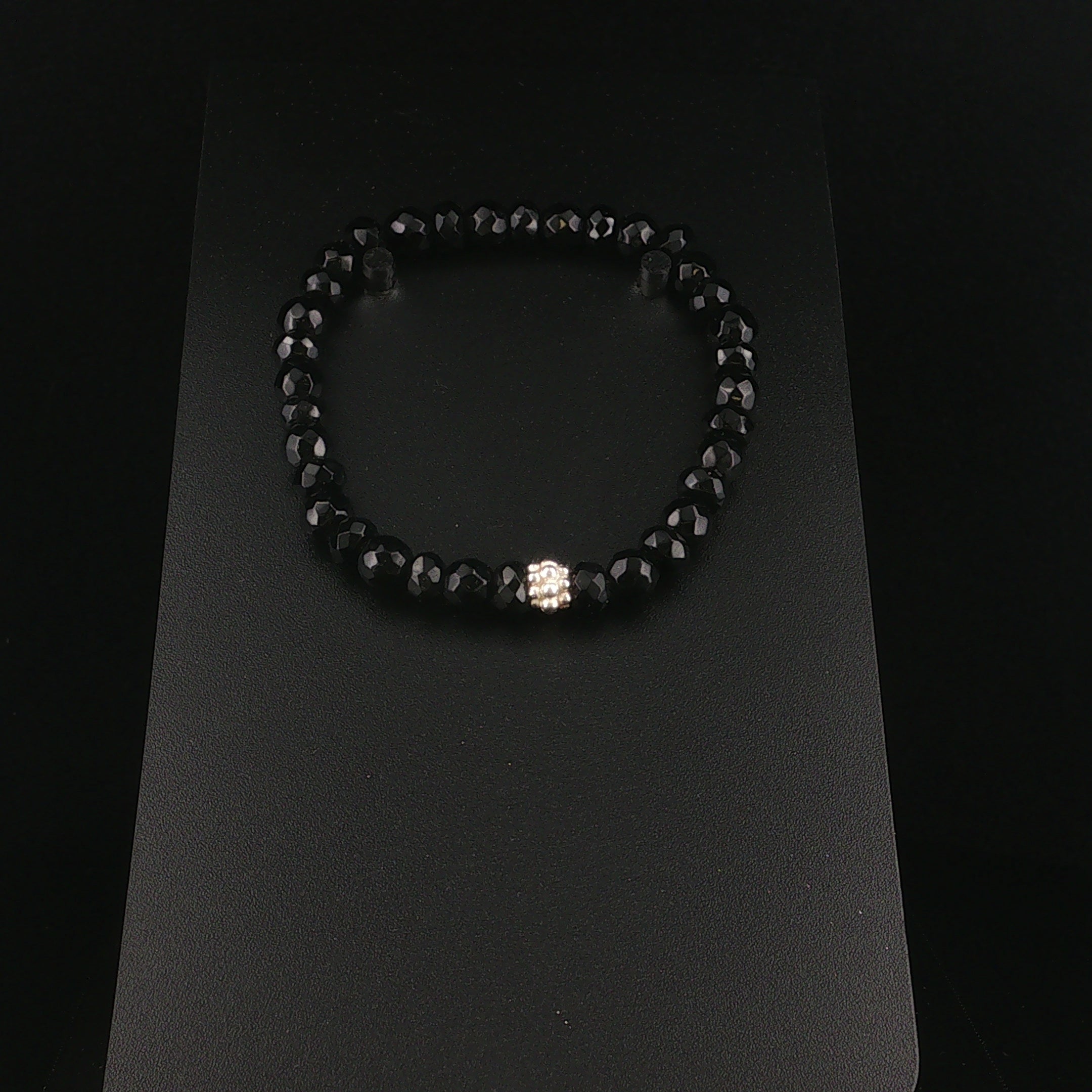 Facettiertes Turmalin-Perlenarmband mit silberfarbenem Akzent-Element
