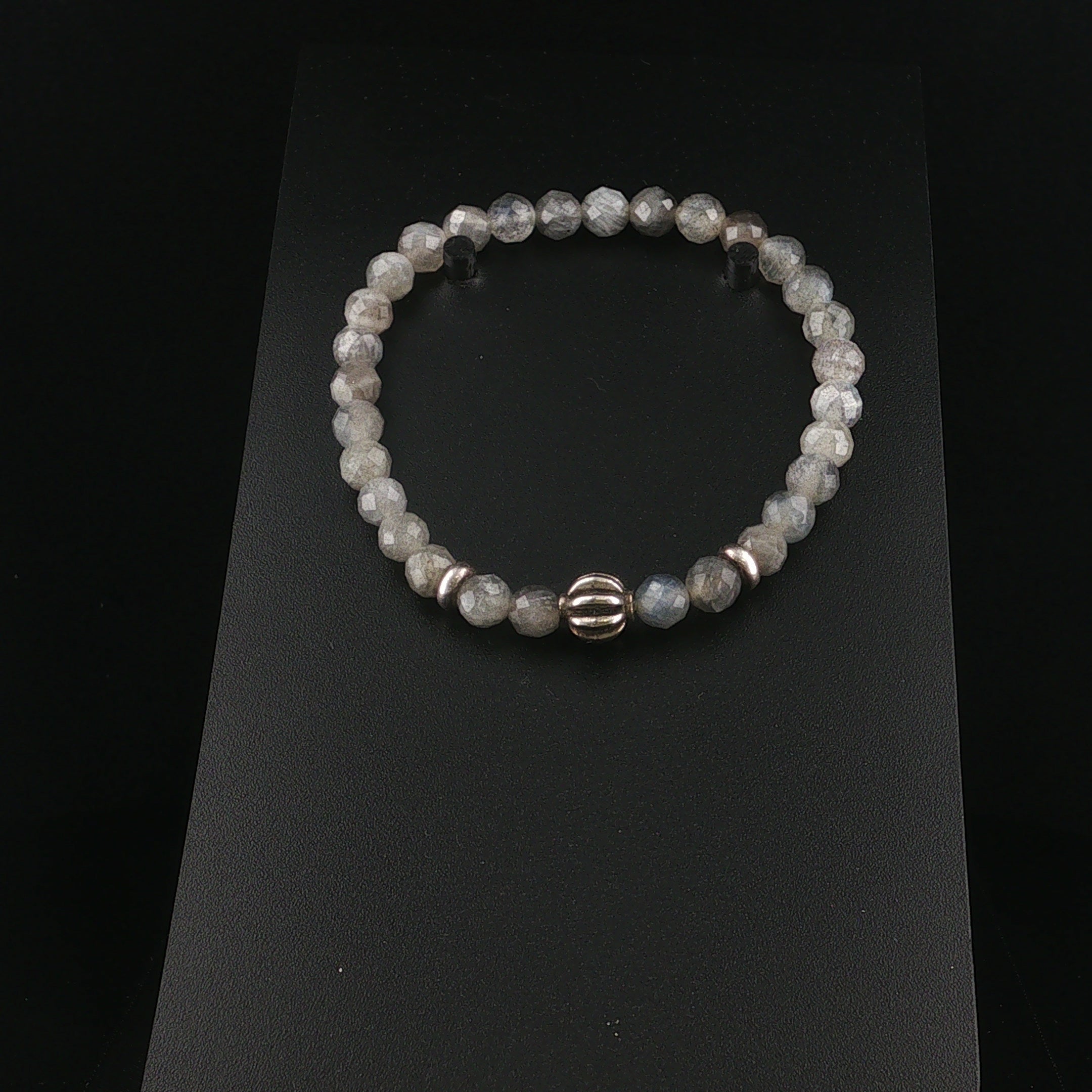 Exklusives Labradorit-Perlenarmband mit verzierten Silberelementen