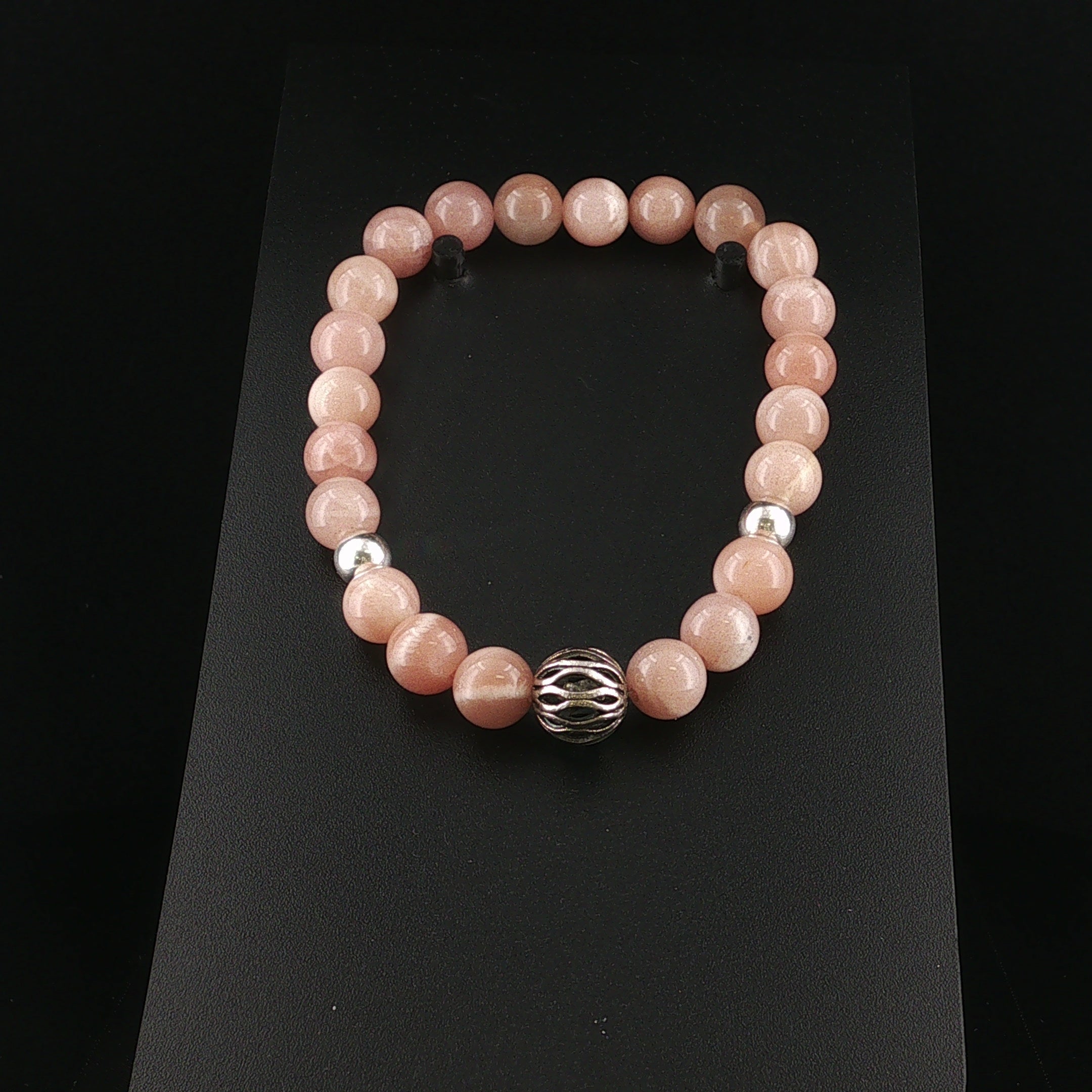 Elegantes Mondstein-Armband mit verzierten Silberelementen