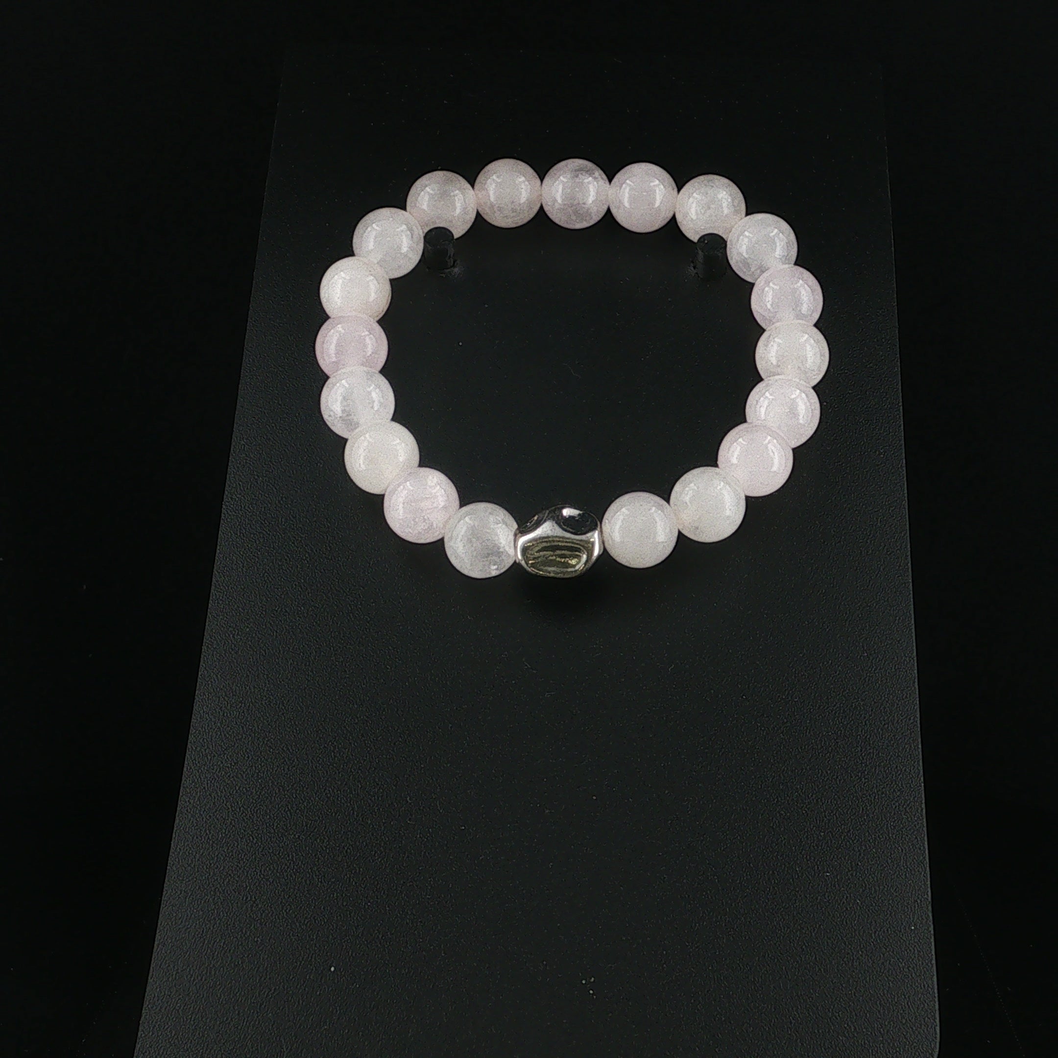 Exklusives Perlenarmband aus Rosenquarz mit verzierten Silberelement