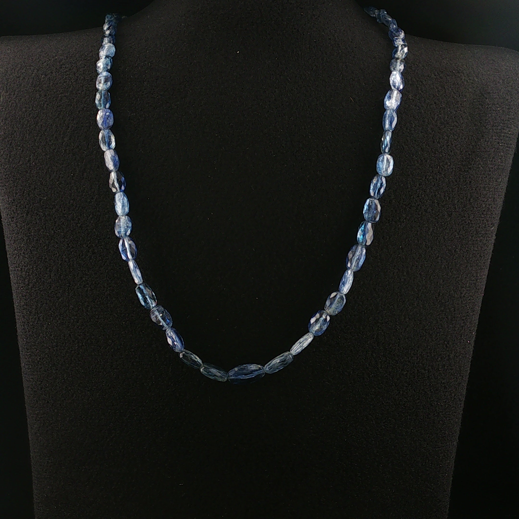 Elegante Halskette mit facettierten blauen Kyanit-Edelsteinperlen