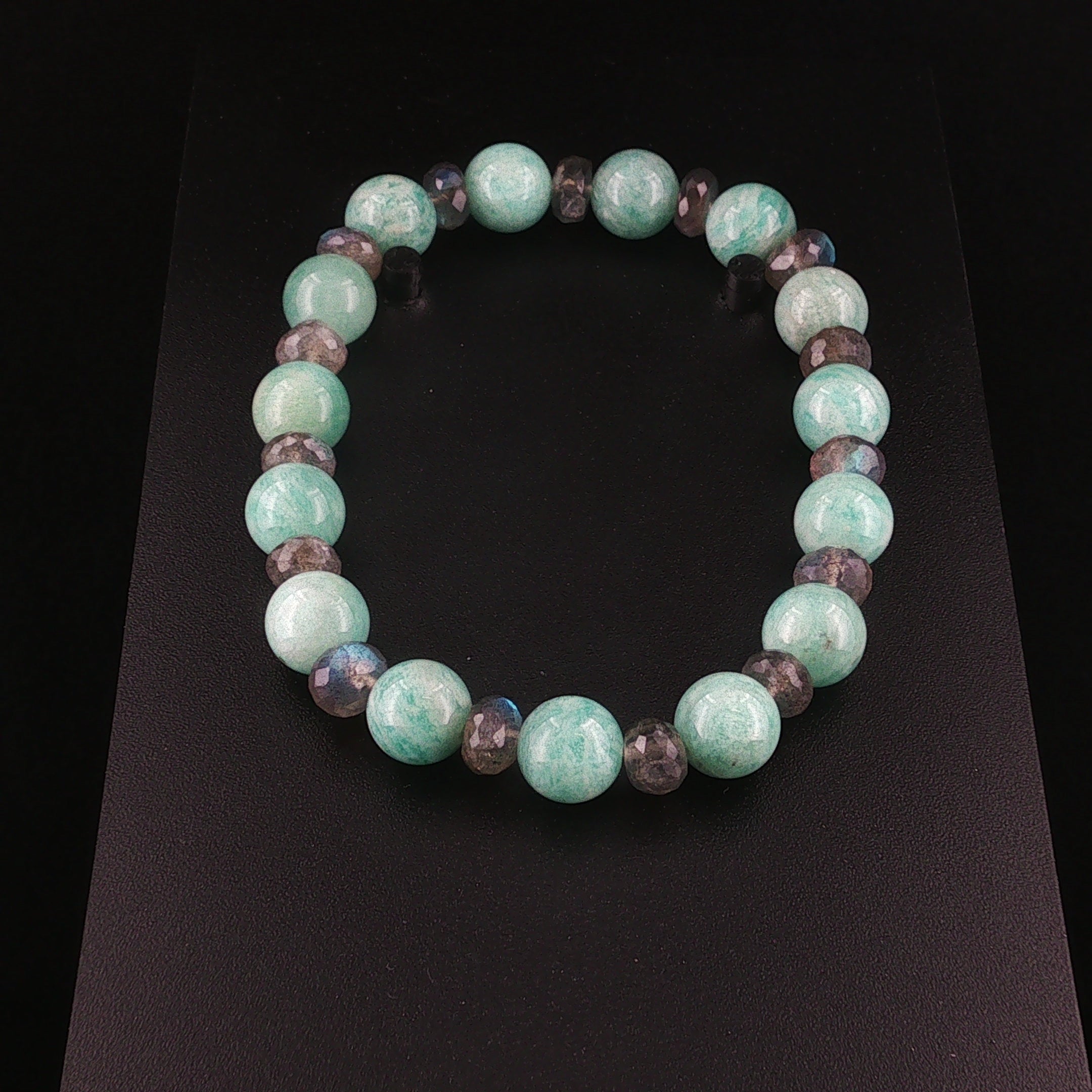 Elegantes Edelsteinarmband mit Amazonit-Kugeln und facettiertem Labradorit