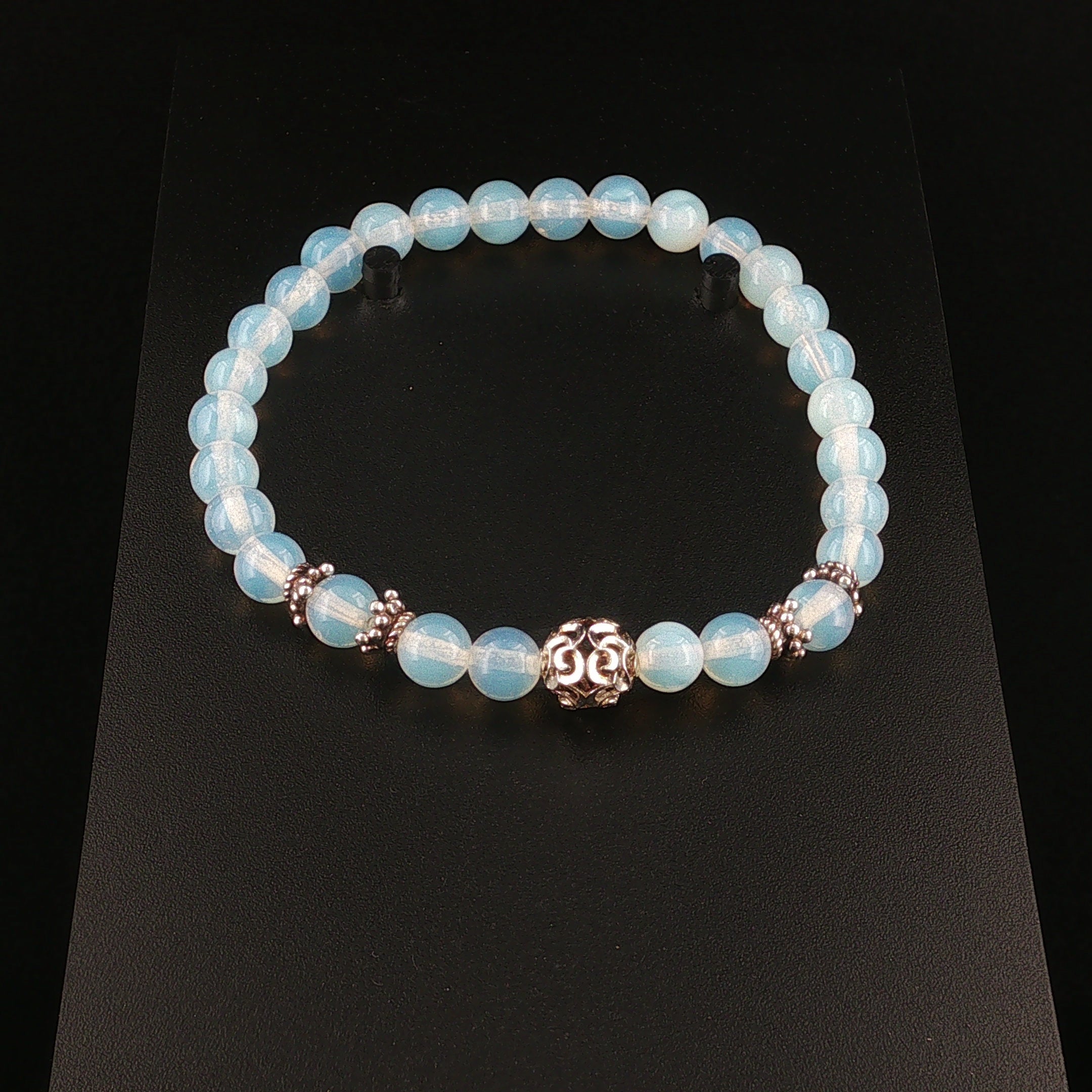Elegantes Opalith Armband mit verzierten Silberelementen