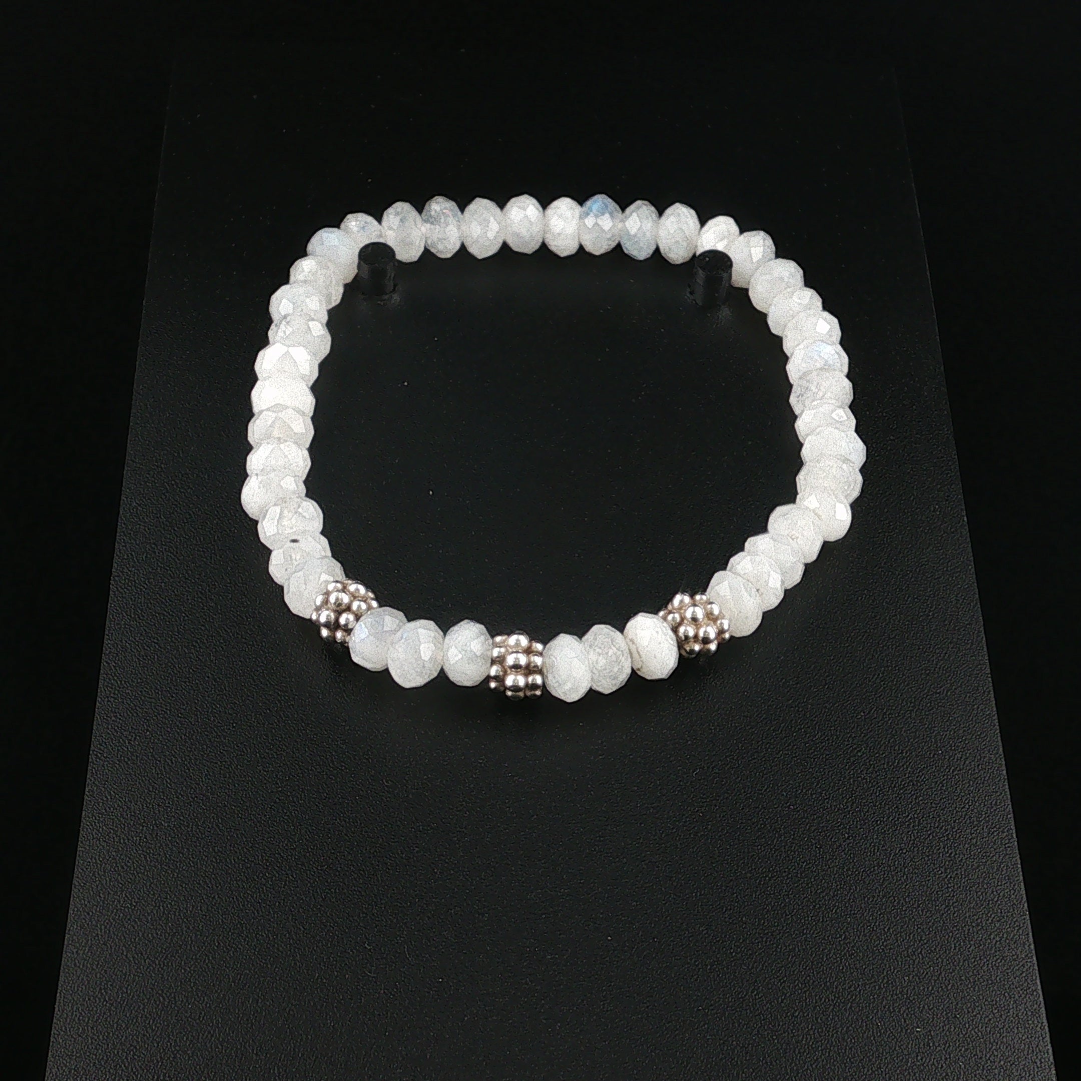Exklusives Mondstein-Perlenarmband mit silbernen Akzent-Elementen