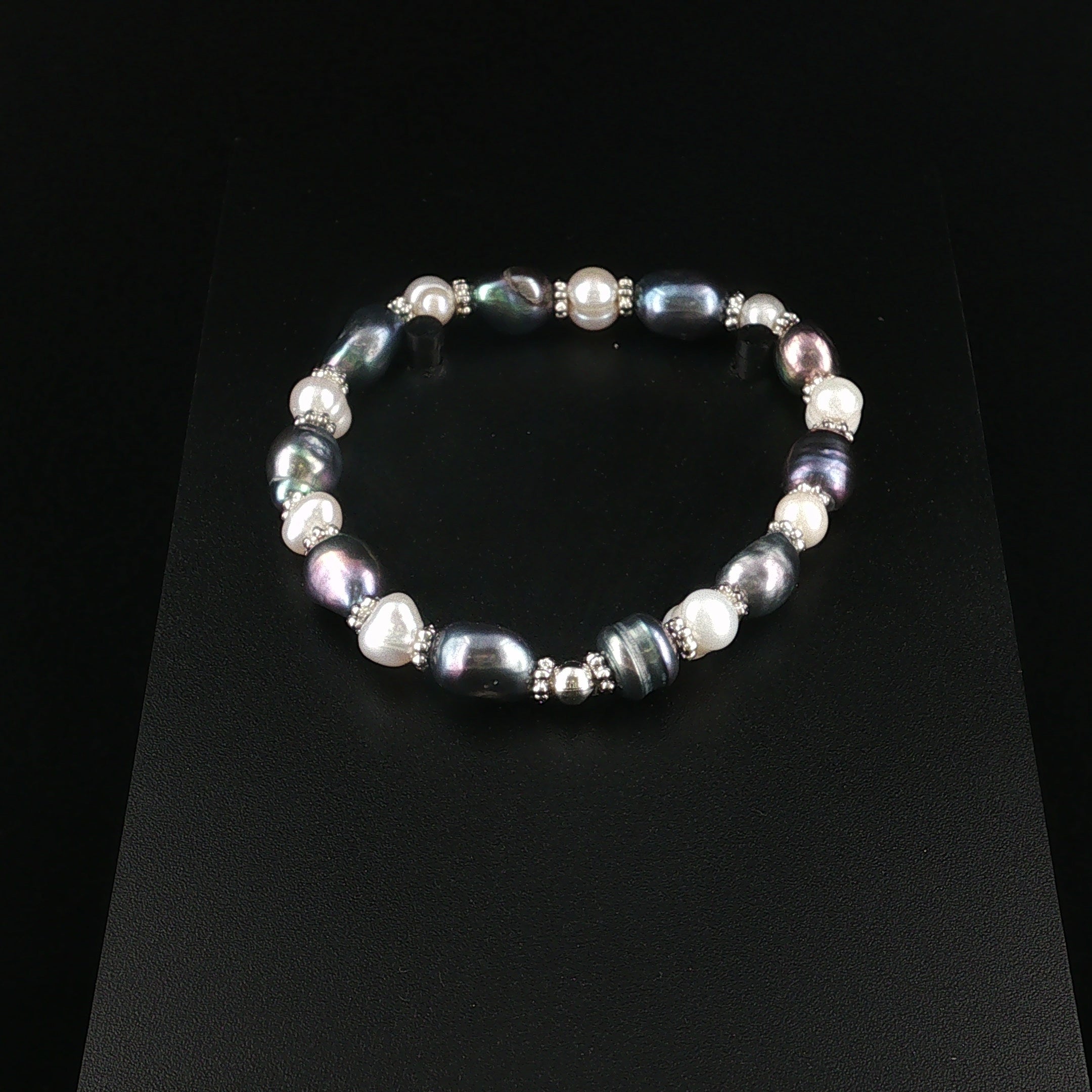Elegantes Barockperlen-Armband mit silberfarbenen Akzenten