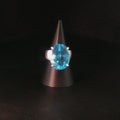 Exklusiver Ring mit ovalem blauen Topas