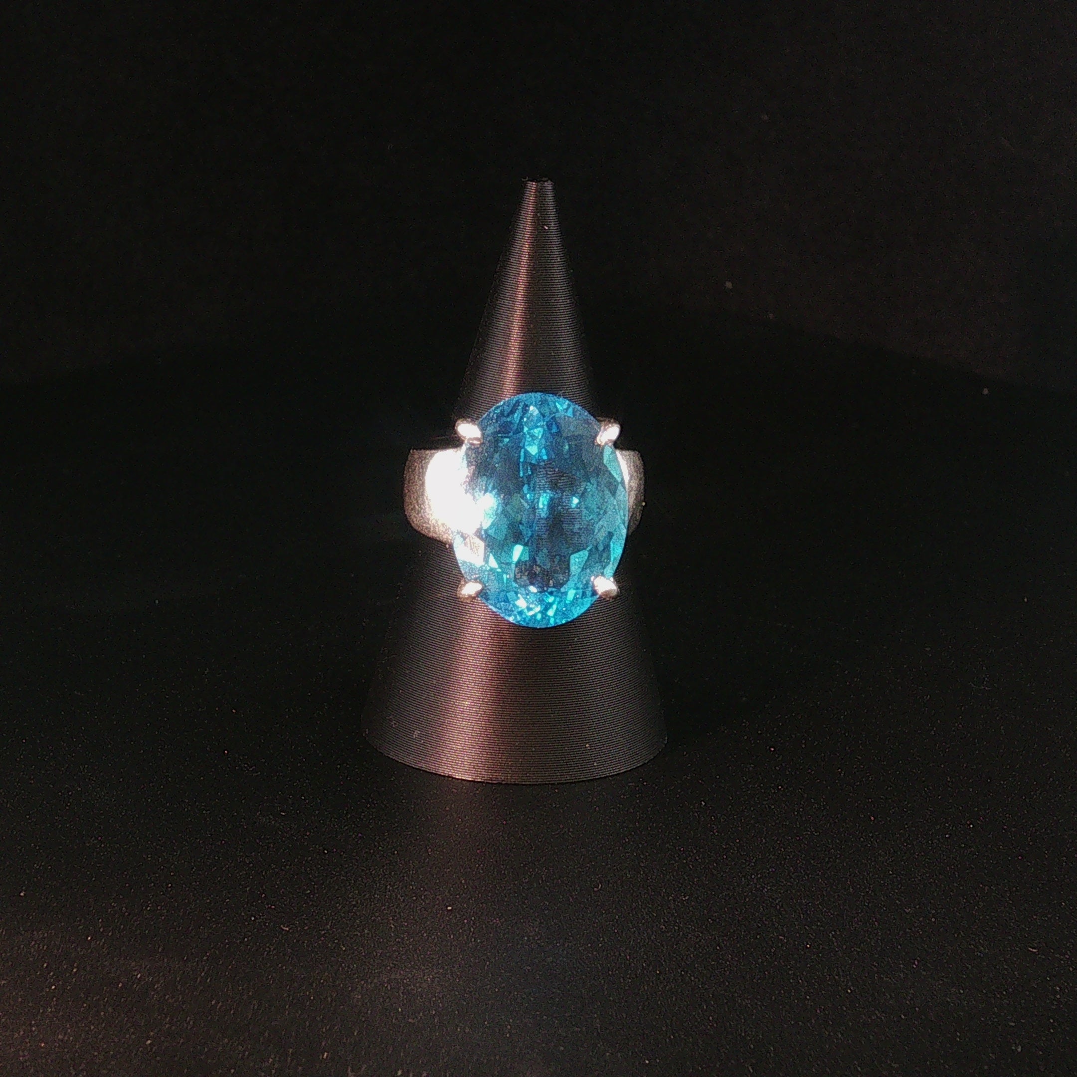 Exklusiver Ring mit ovalem blauen Topas