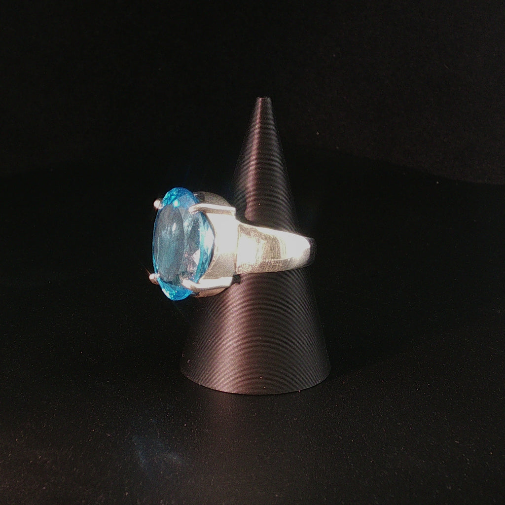 Exklusiver Ring mit ovalem blauen Topas