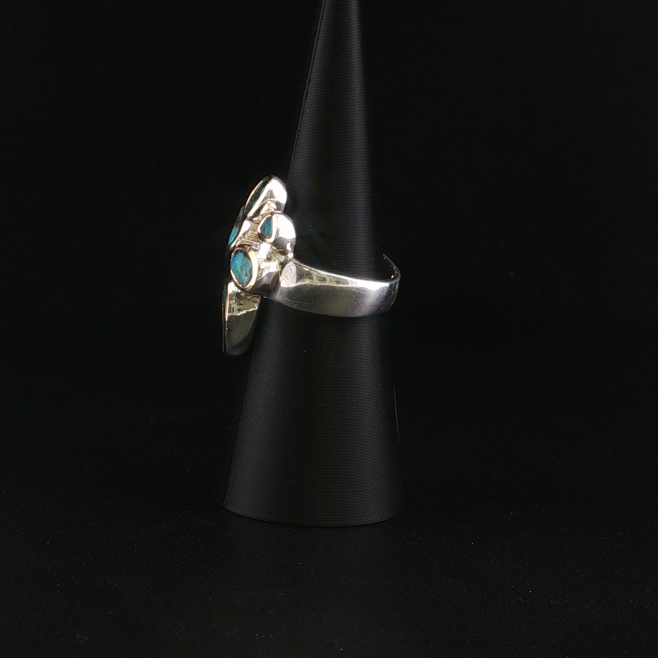 Exklusiver Ring mit Boulder-Opalen