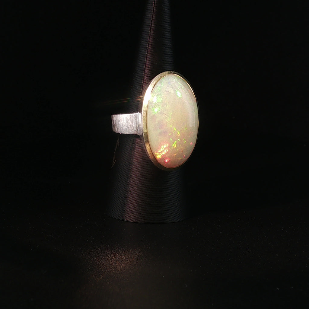 Exklusiver Opal-Solitärring in Silber mit Ovalem Cabochonschliff