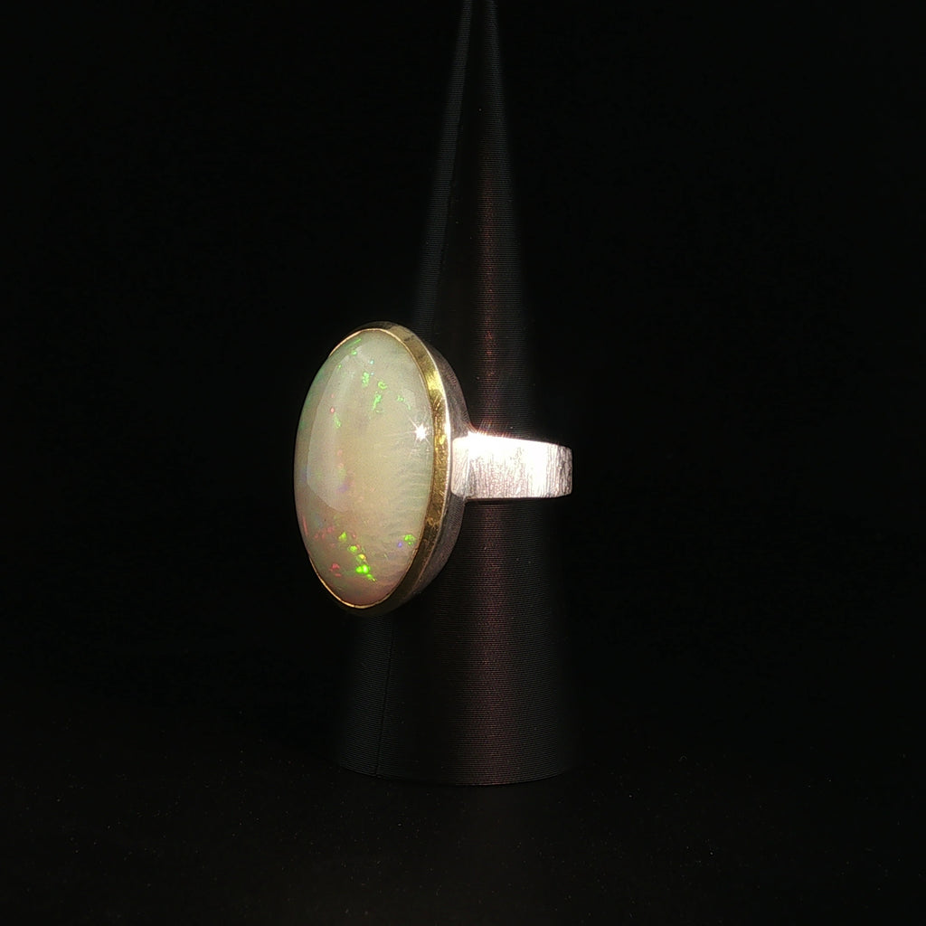 Exklusiver Opal-Solitärring in Silber mit Ovalem Cabochonschliff