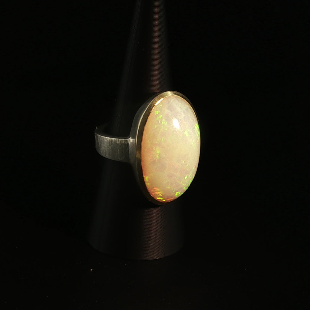 Exklusiver Opal-Solitärring in Silber mit Ovalem Cabochonschliff