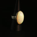 Exklusiver Opal-Solitärring in Silber mit Ovalem Cabochonschliff