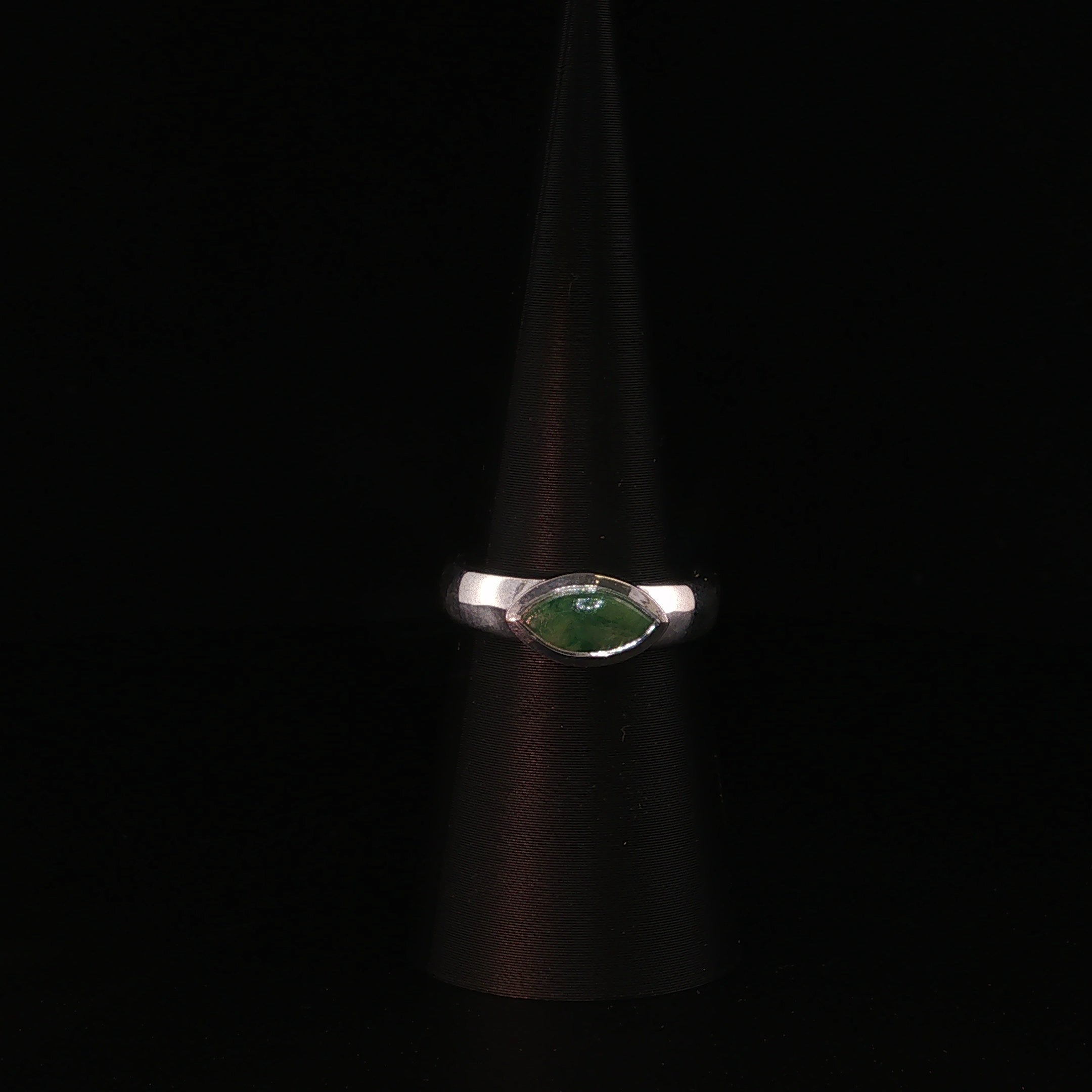 Solitärring aus Silber mit grünem Jade-Edelstein