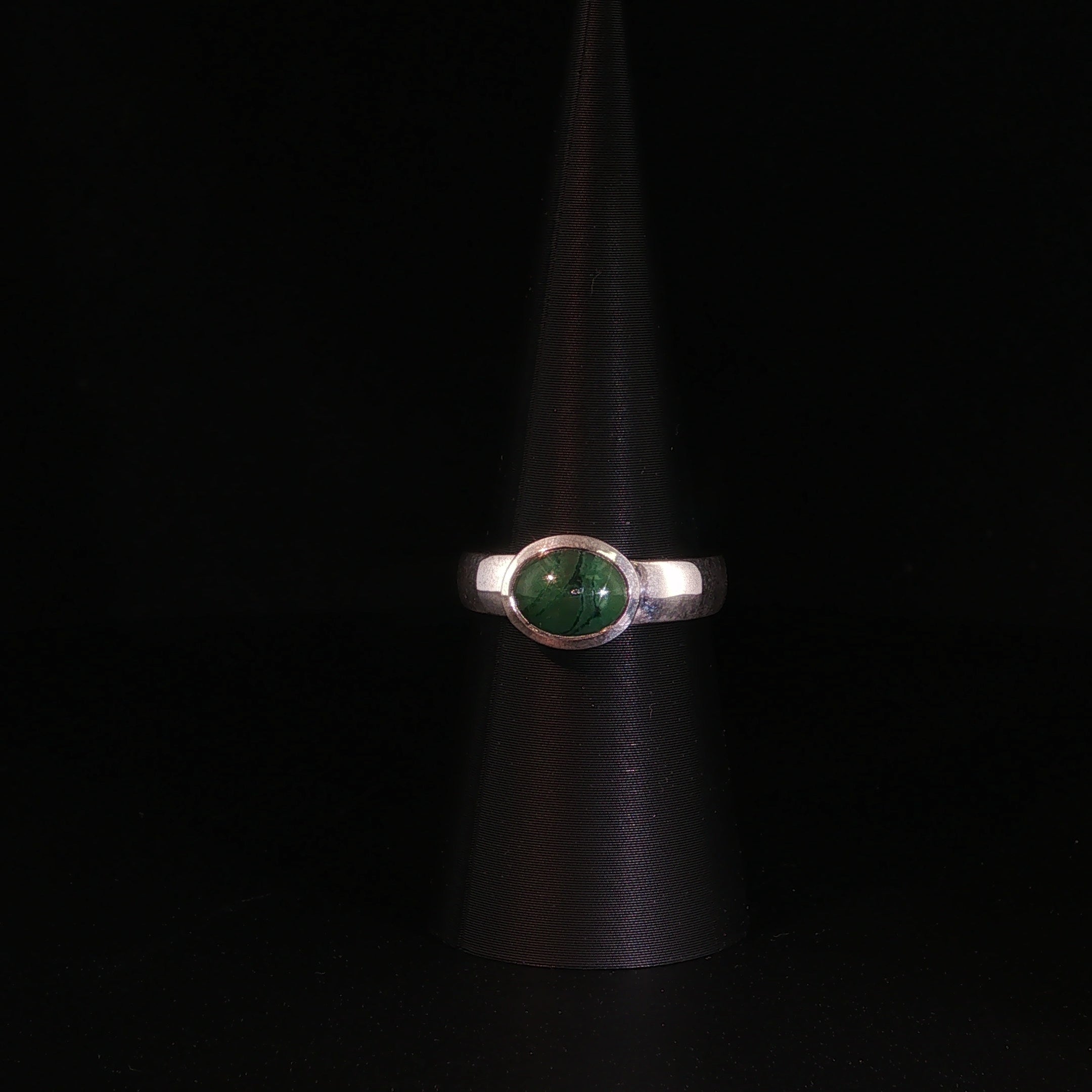 Solitärring aus Silber mit grünem Jade-Edelstein