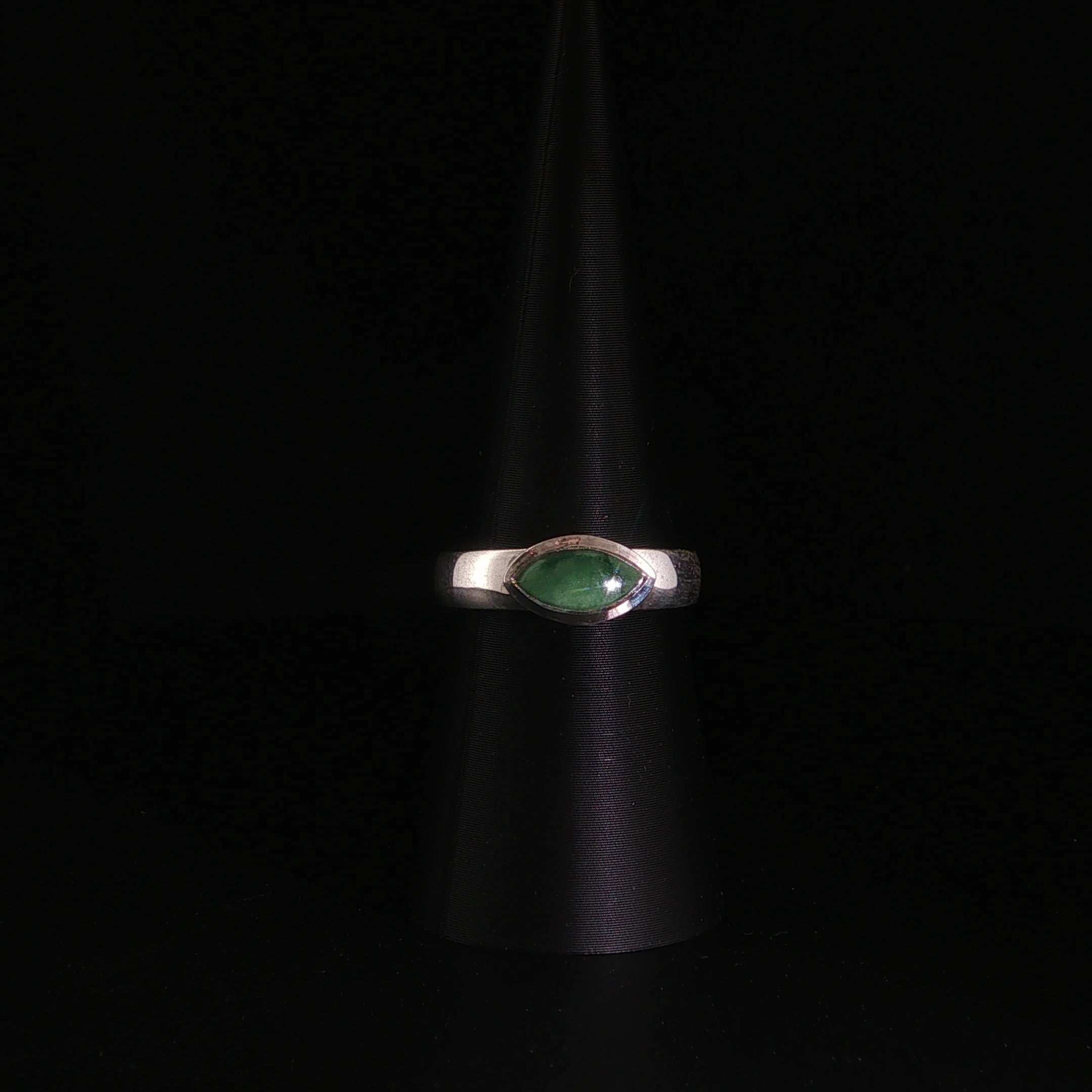 Moderner Solitärring aus Silber mit Jade