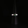 Moderner Solitärring aus Silber mit grünem Jade-Cabochon