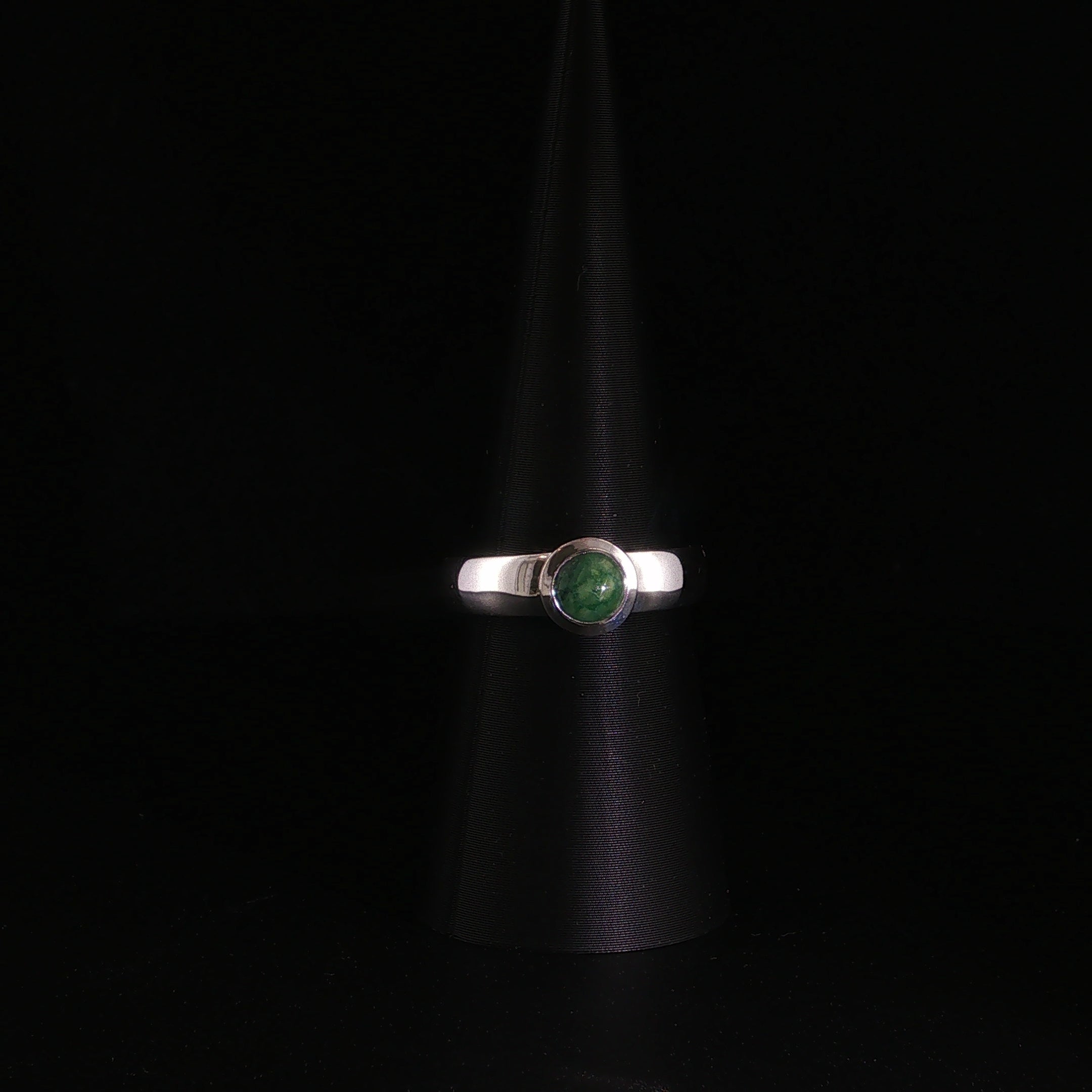 Moderner Solitärring aus Silber mit grünem Jade-Cabochon