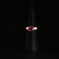 Solitärring aus Silber mit pinkfarbenem Turmalin in Zargenfassung