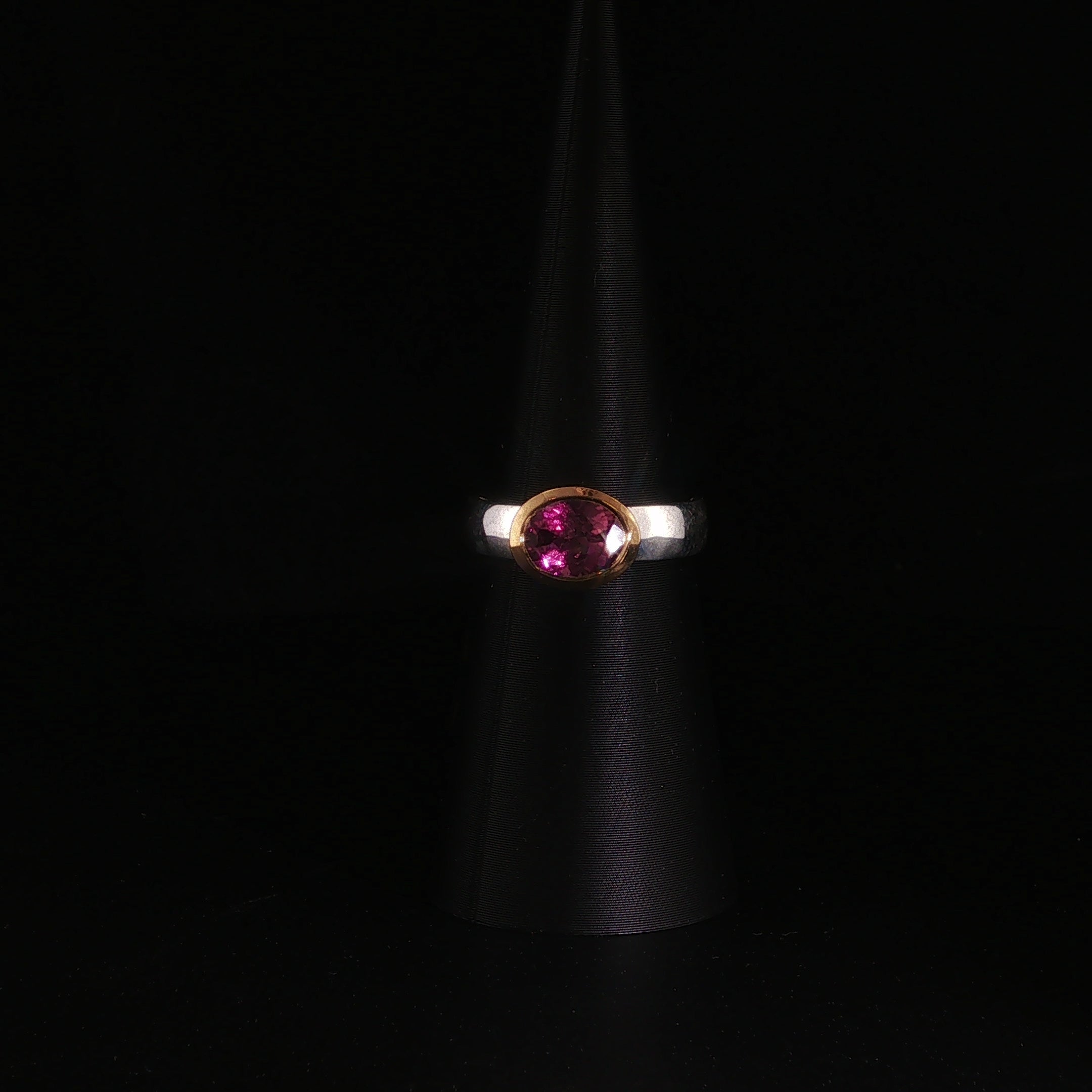 Solitärring aus Silber mit pinkfarbenem Turmalin in Zargenfassung