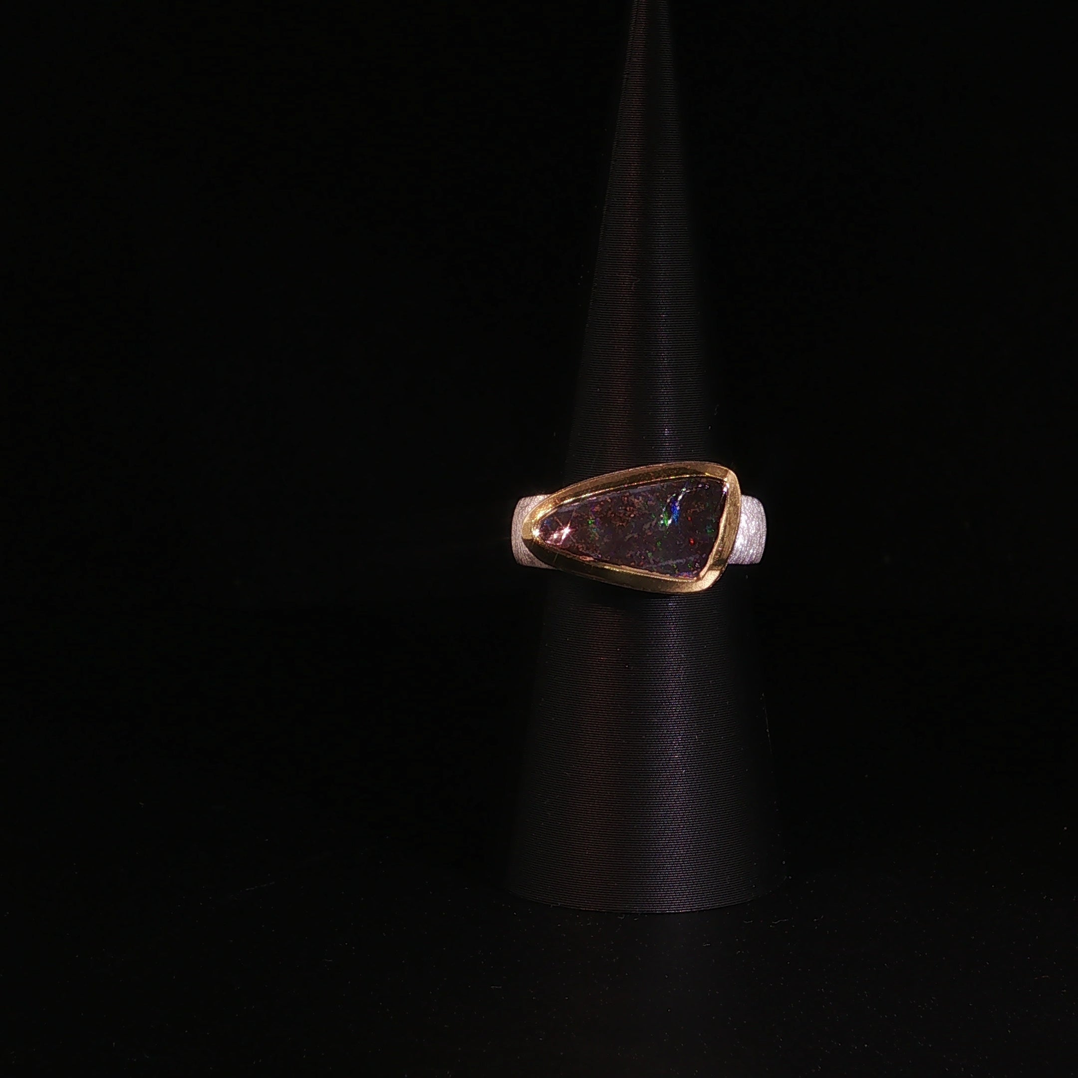 Boulder Opal Ring – Gebürstetes Silber mit vergoldeten Akzenten
