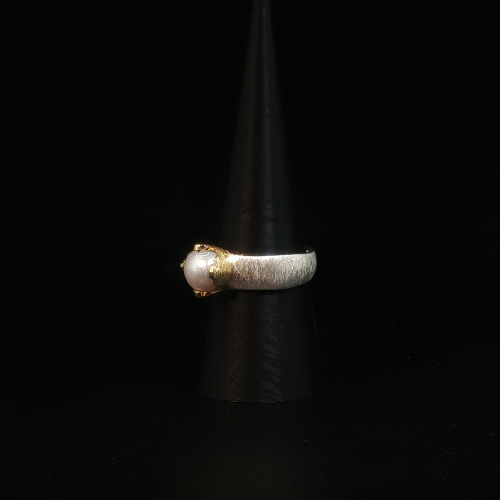 Solitärring mit Perle aus strukturiertem Silber