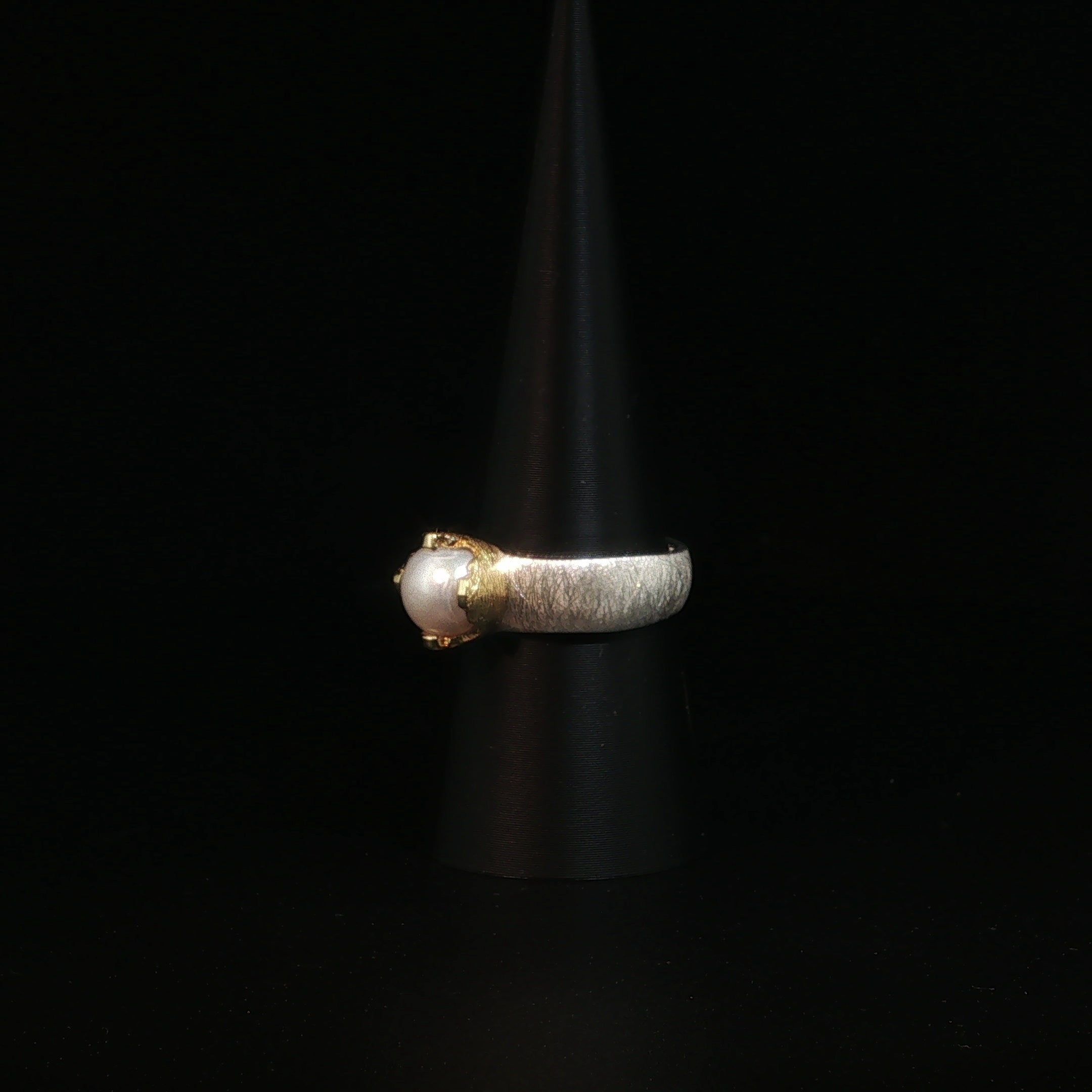 Solitärring mit Perle aus strukturiertem Silber