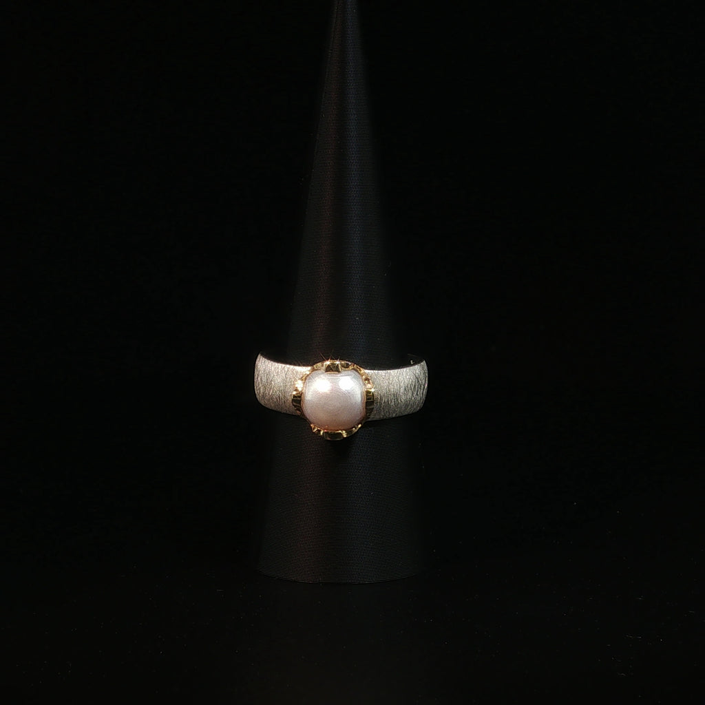 Solitärring mit Perle aus strukturiertem Silber