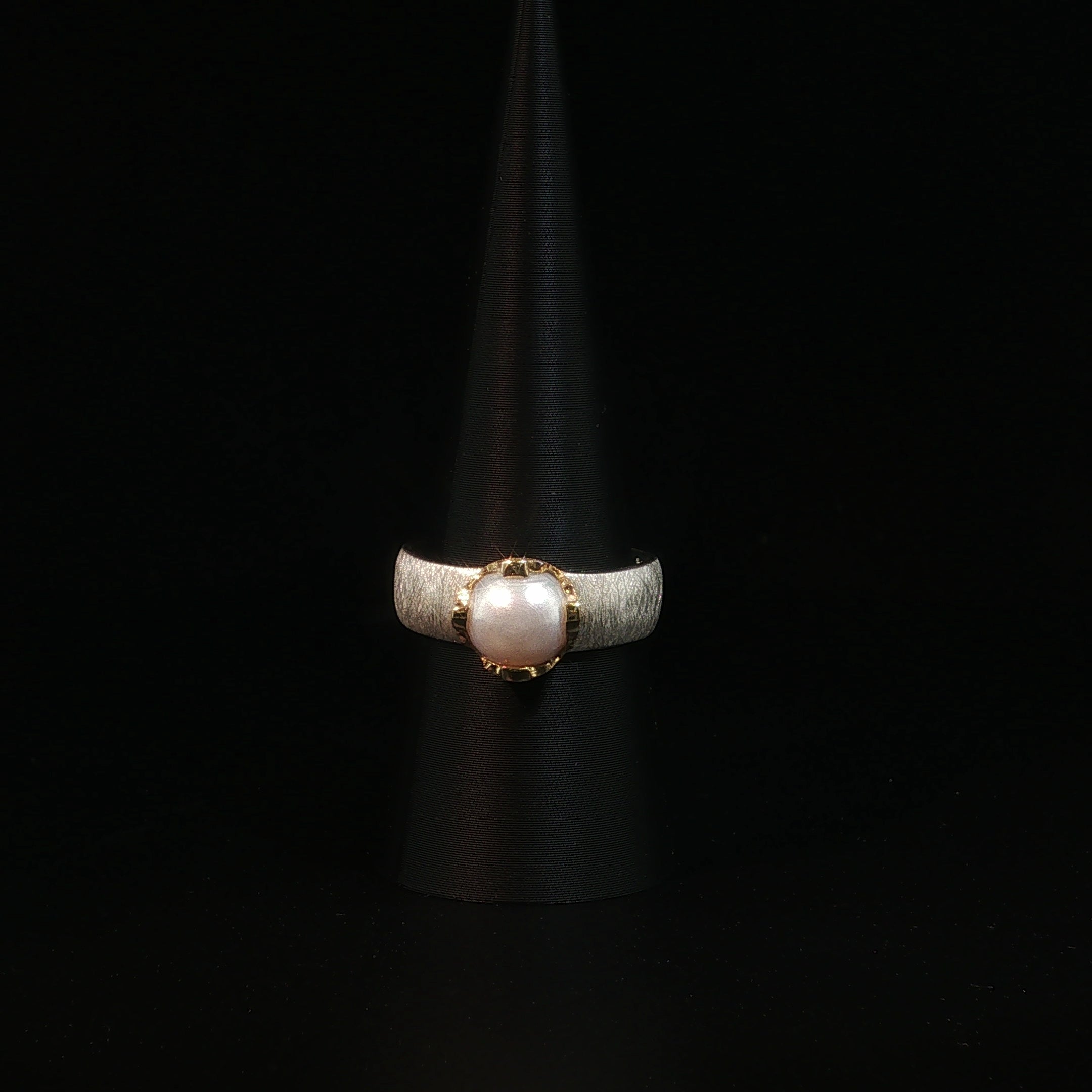 Solitärring mit Perle aus strukturiertem Silber