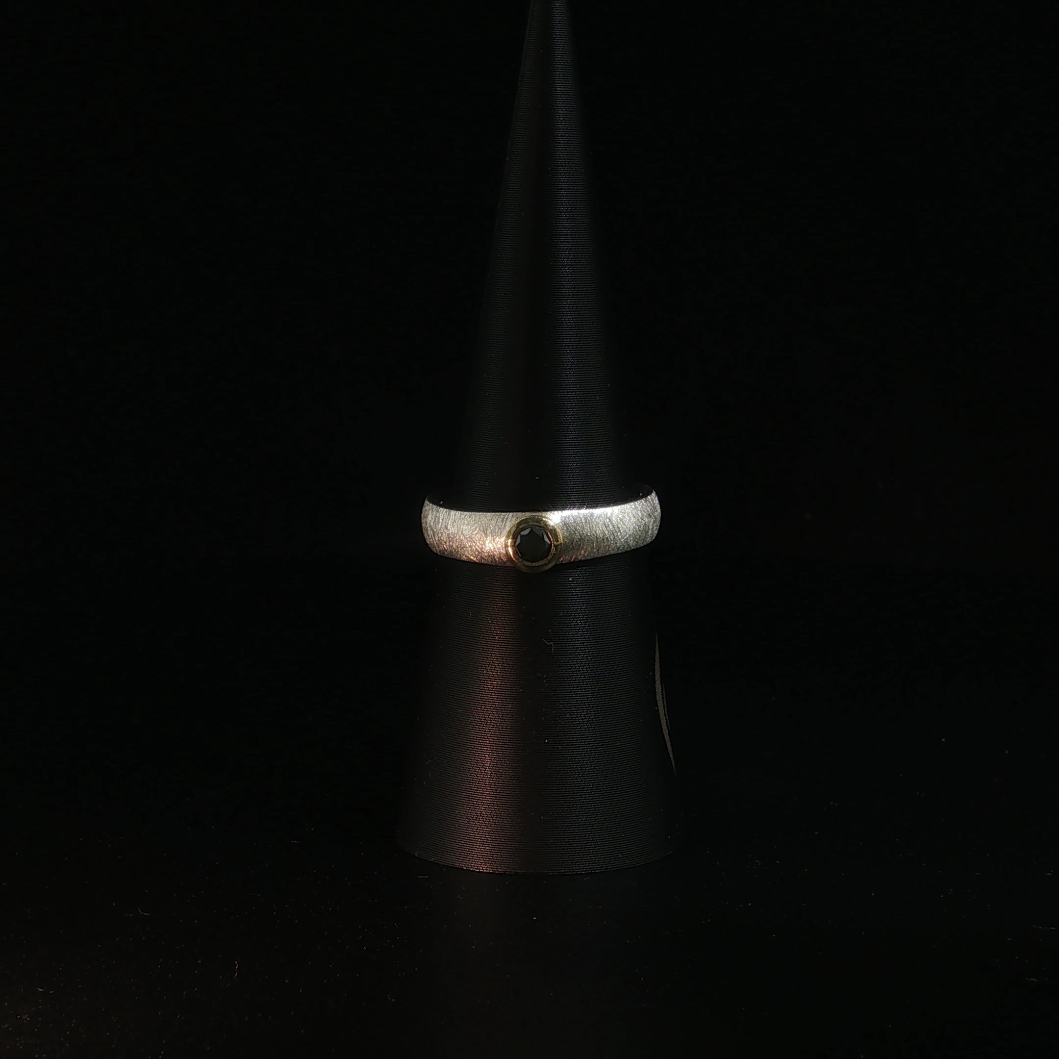 Solitärring aus Silber mit Fancy Black Diamond