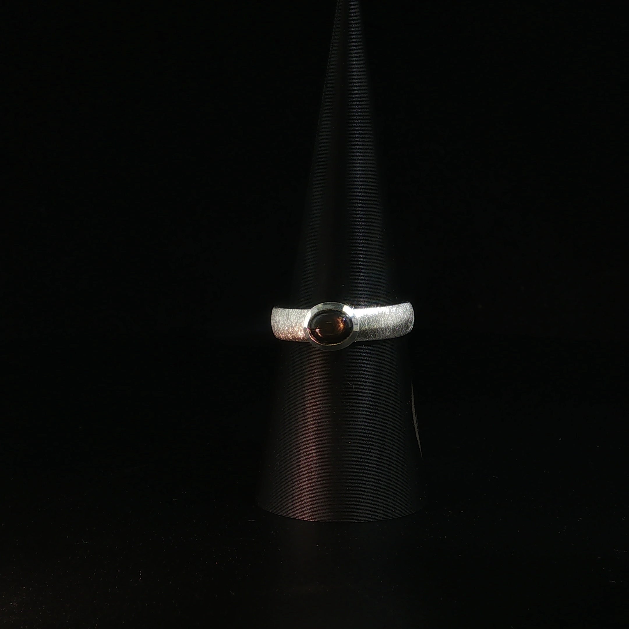 Solitärring aus Silber mit schwarzem Sternsaphir