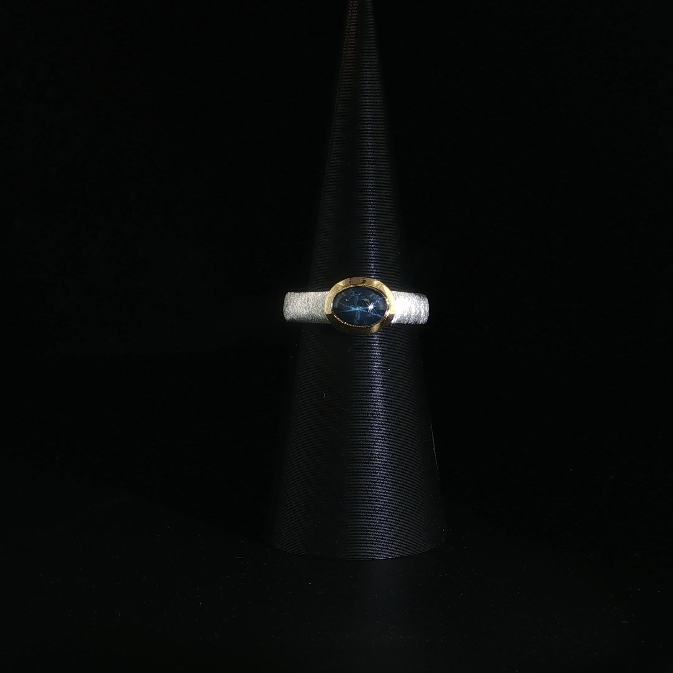 Solitärring aus Silber mit tiefblauem Sternsaphir