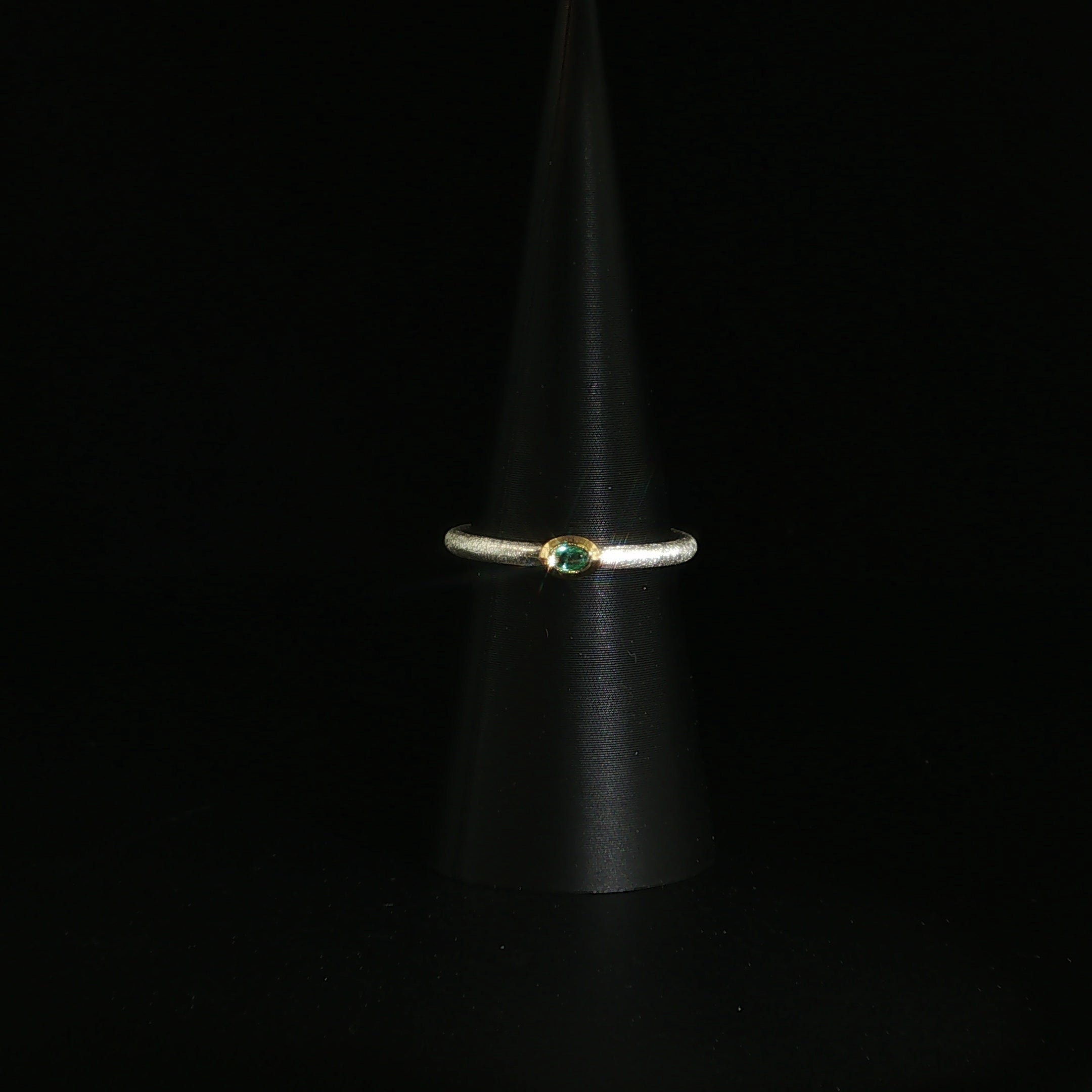 Zarter Smaragd-Solitärring aus Silber