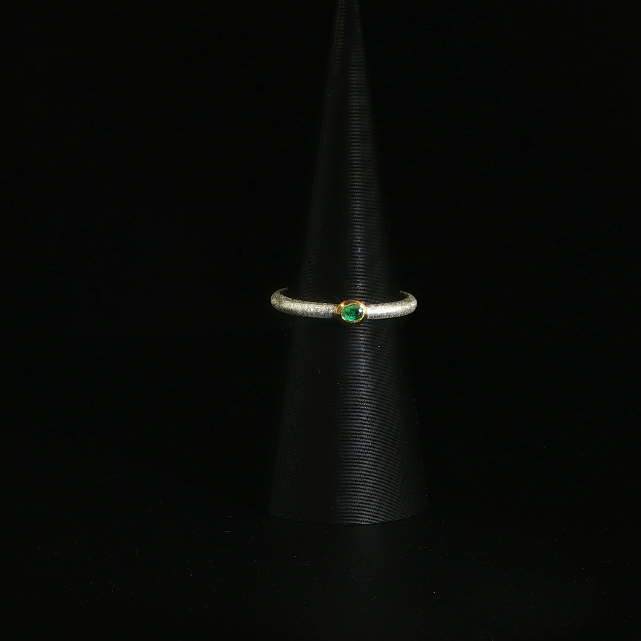 Strukturierter Solitärring aus Silber mit Smaragd