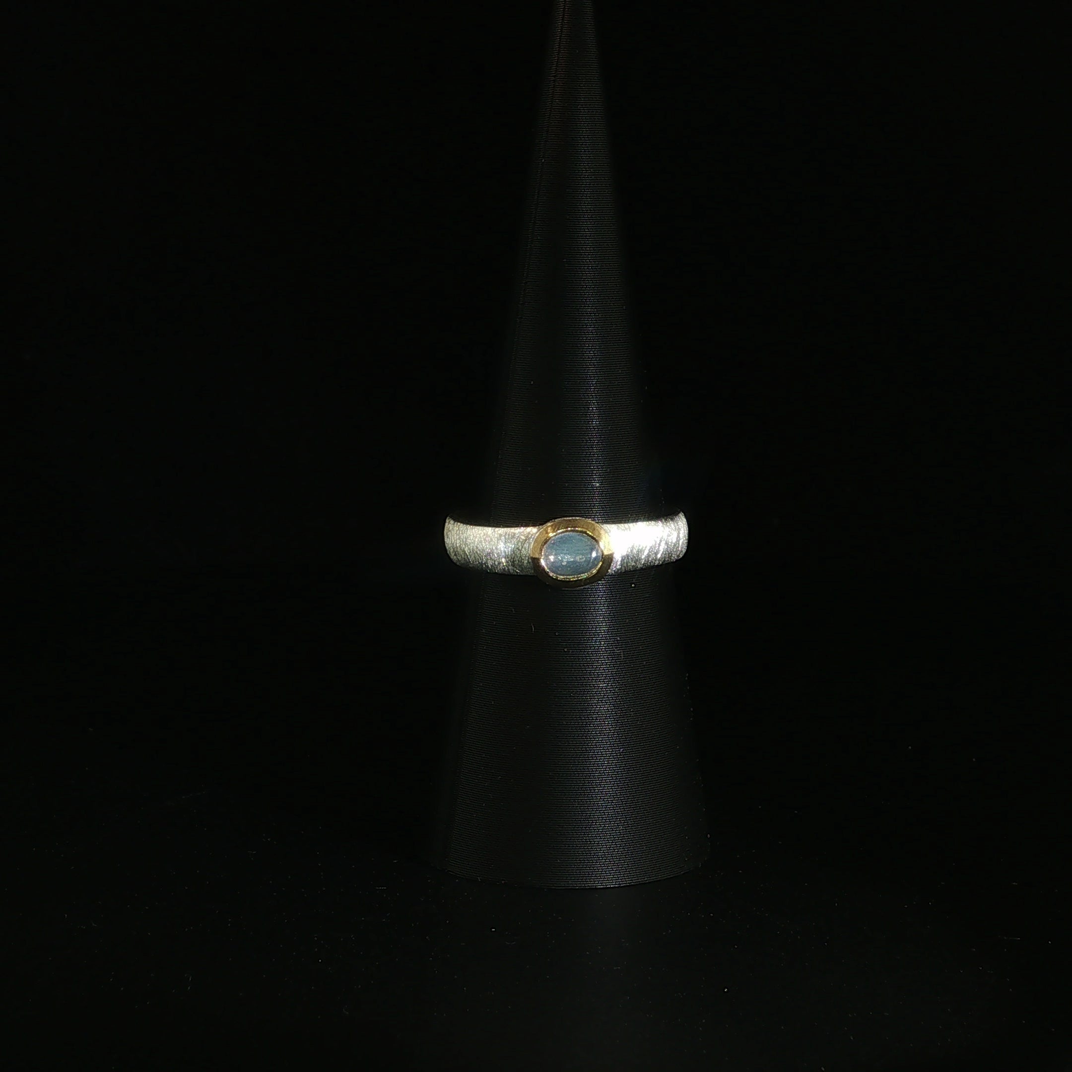 Strukturierter Solitärring aus Silber mit ovalem Mondstein