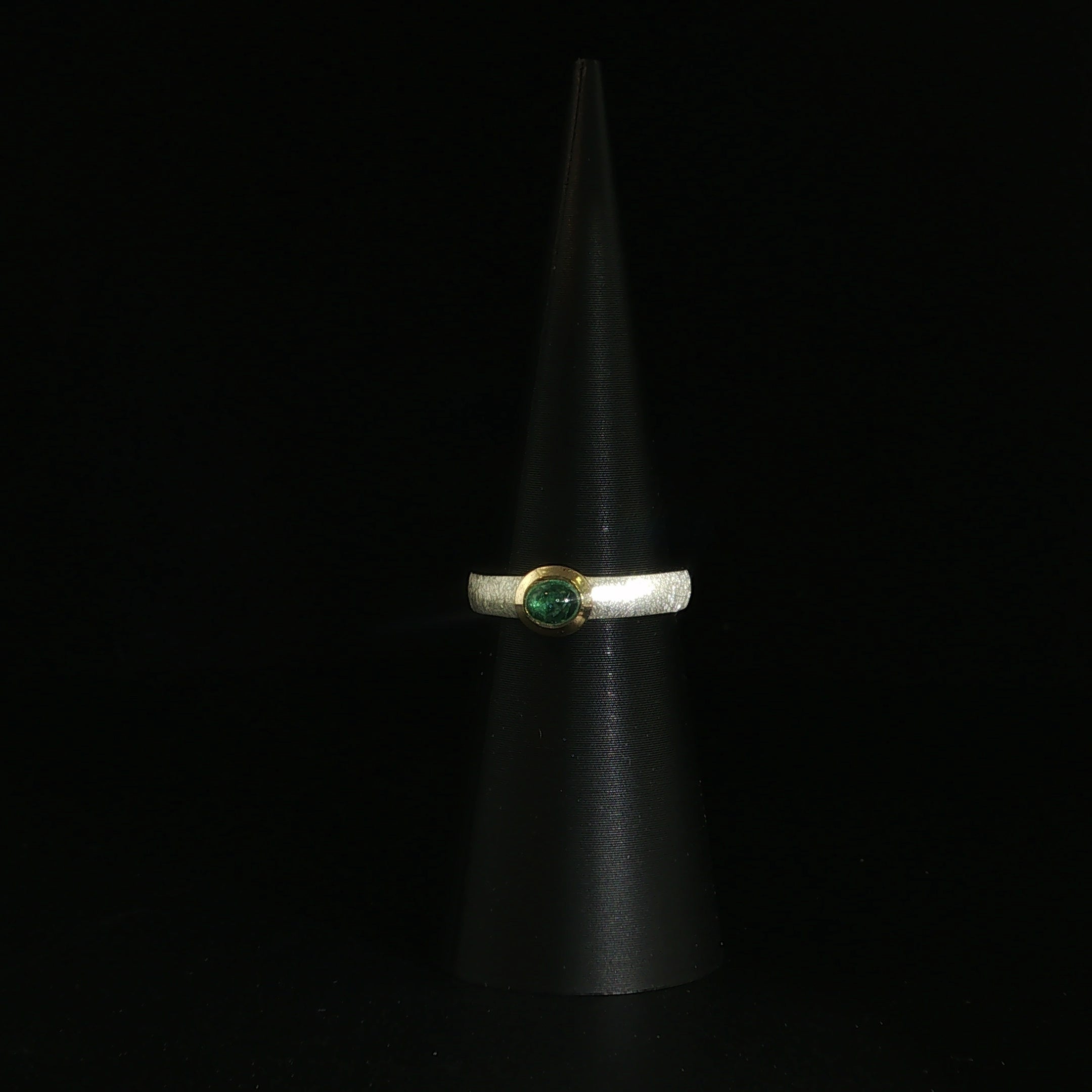 Strukturierter Smaragd-Solitärring aus Silber