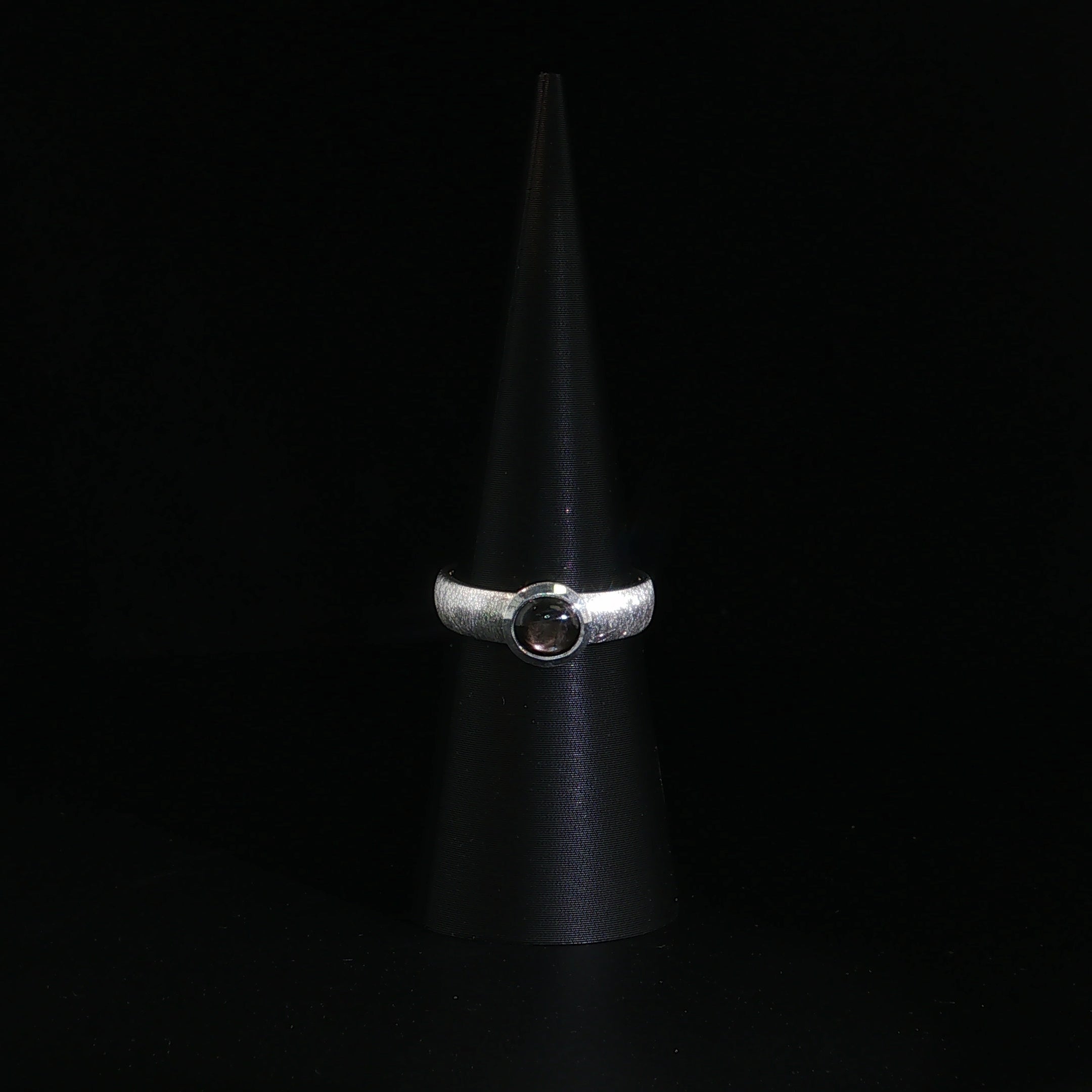 Solitärring aus Silber mit einem Sternsaphir