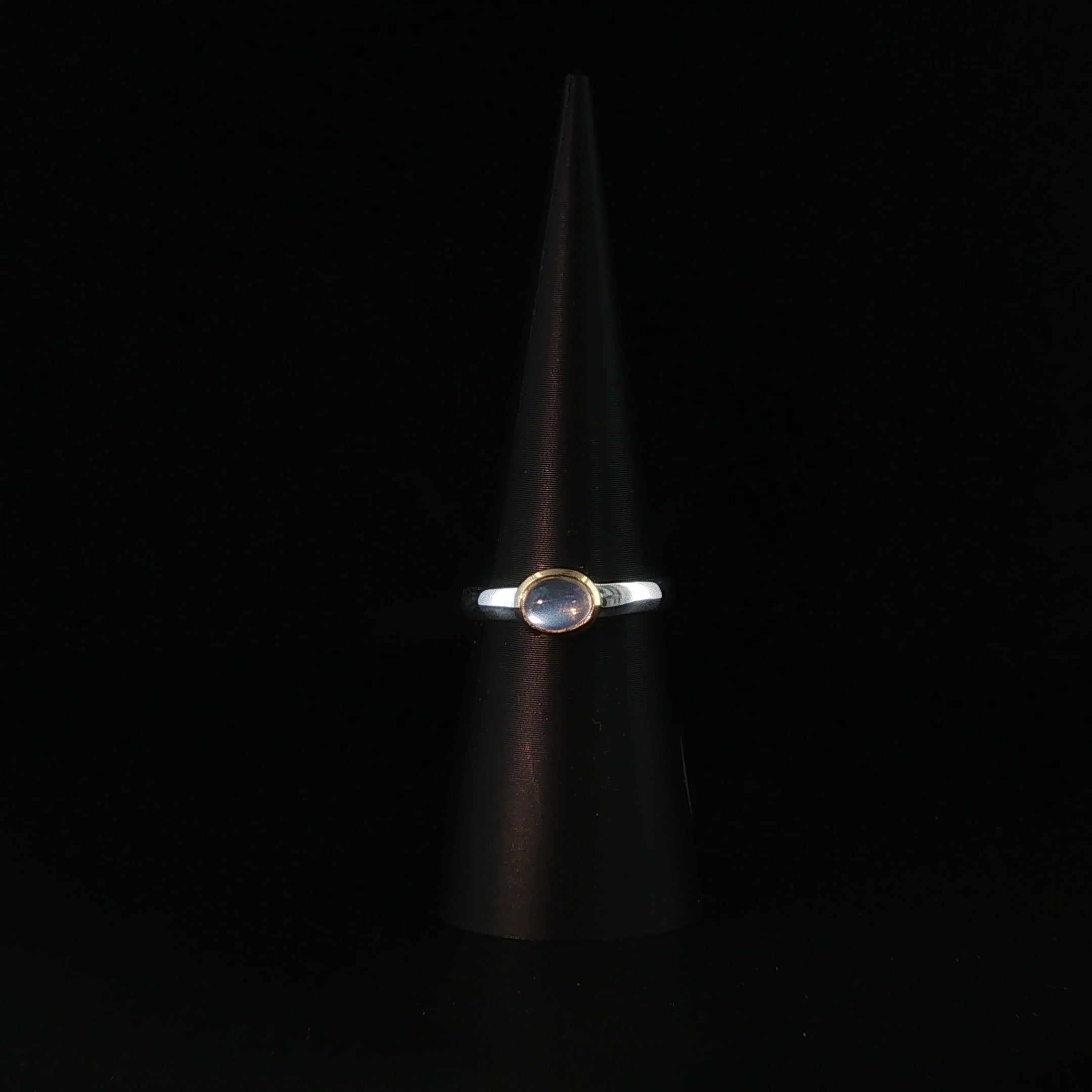 Solitärring mit Ovalschliff-Mondstein