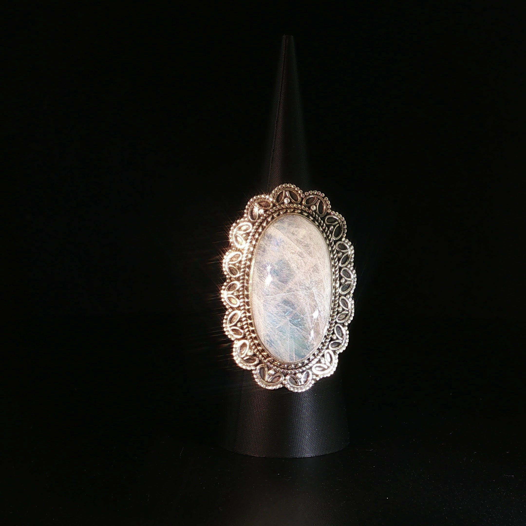 Vintage-Stil Cocktailring mit Regenbogen Mondstein in Silber